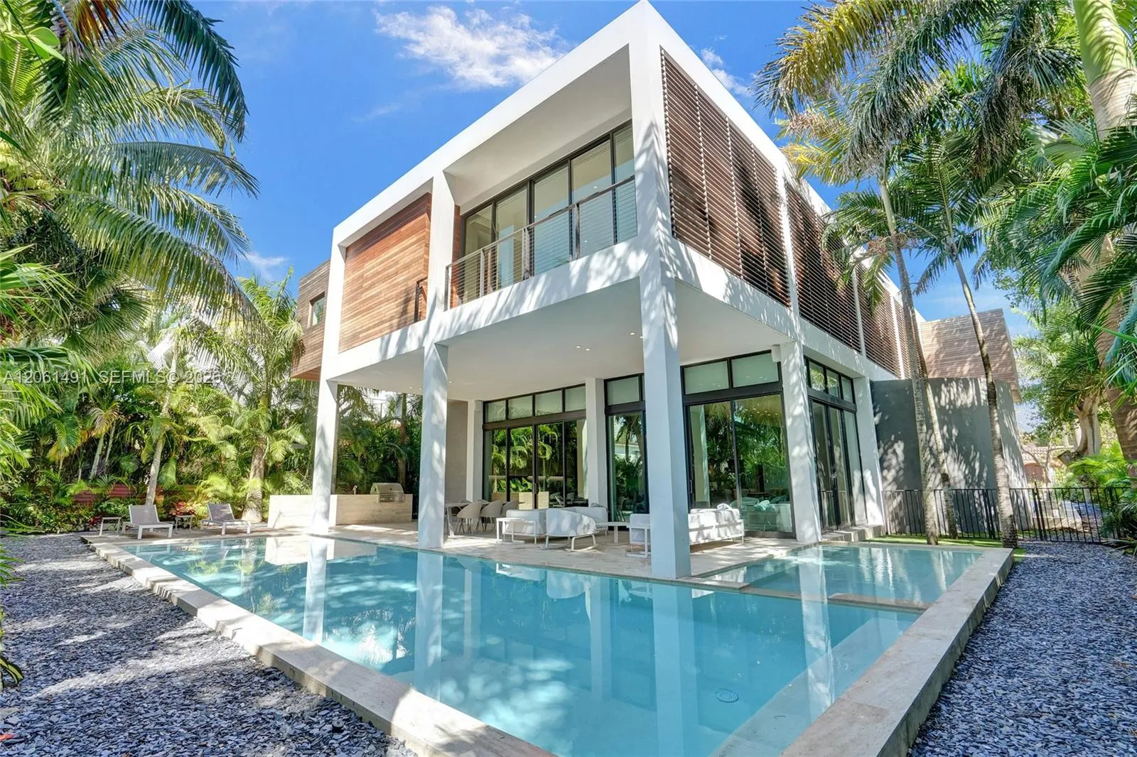 Foto de propiedad en  Golden Beach con MLS# 