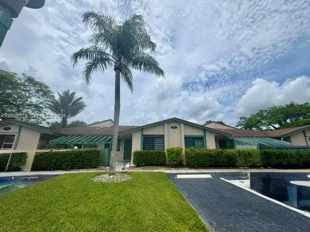 Foto de propiedad en  Weston con MLS# 