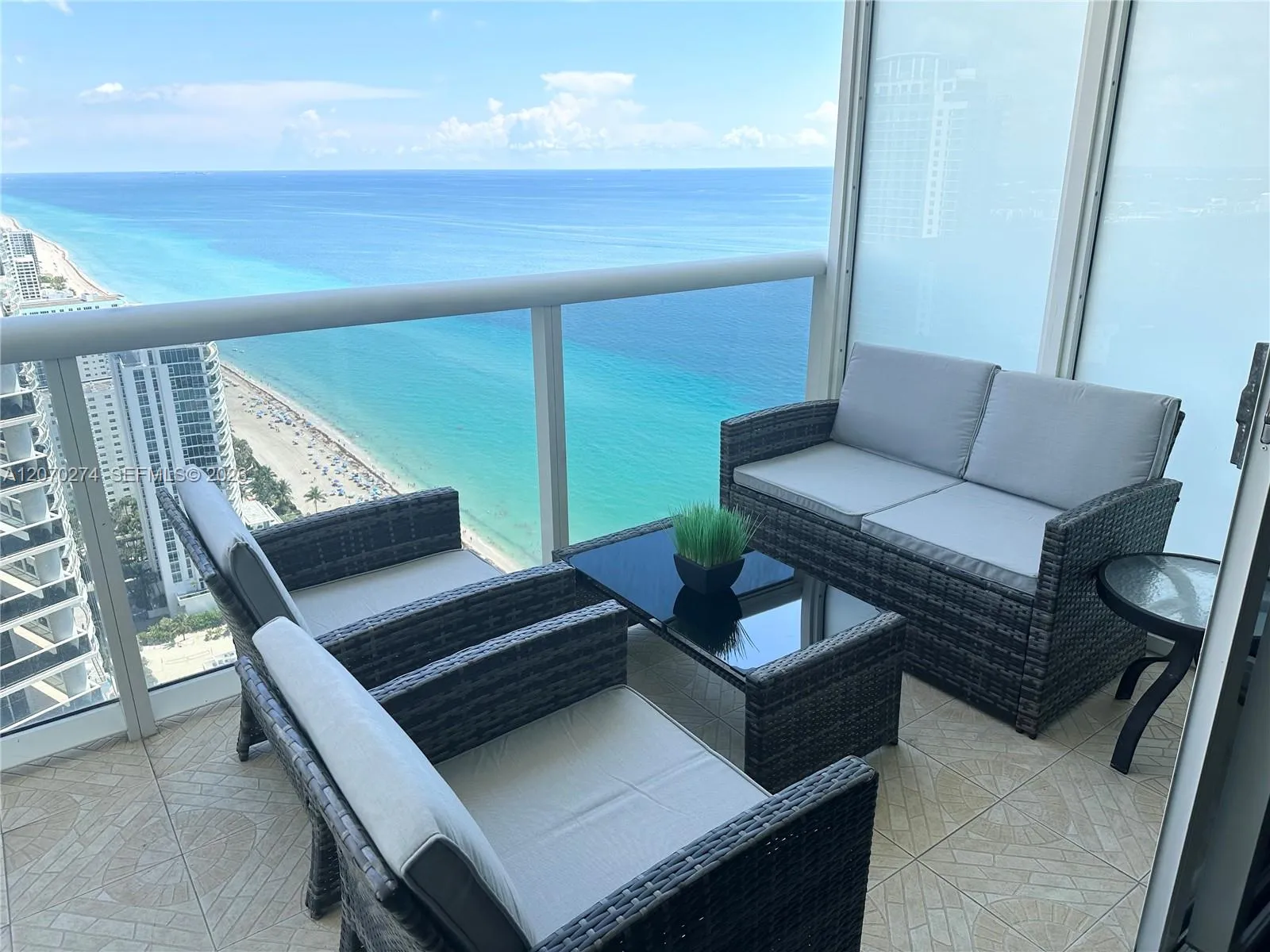 Foto de propiedad en  Hallandale Beach con MLS# 
