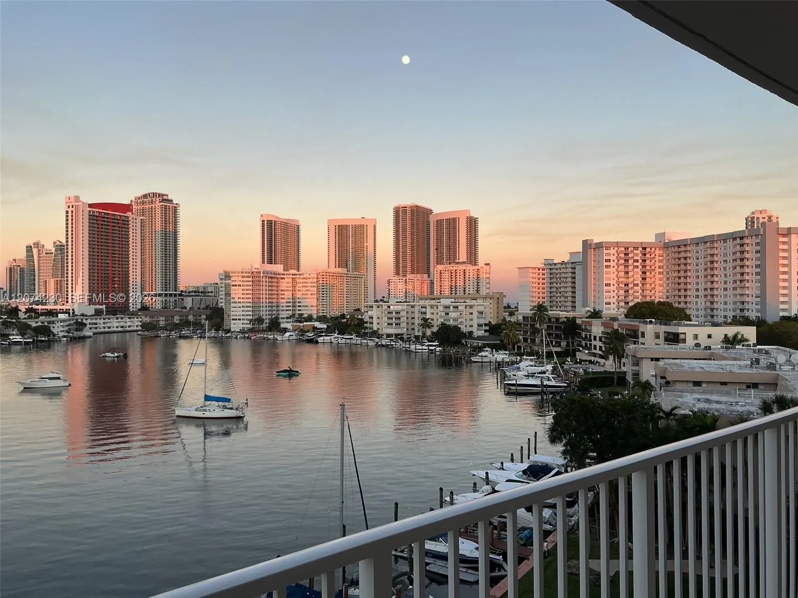 Foto de propiedad en  Hallandale Beach con MLS# 