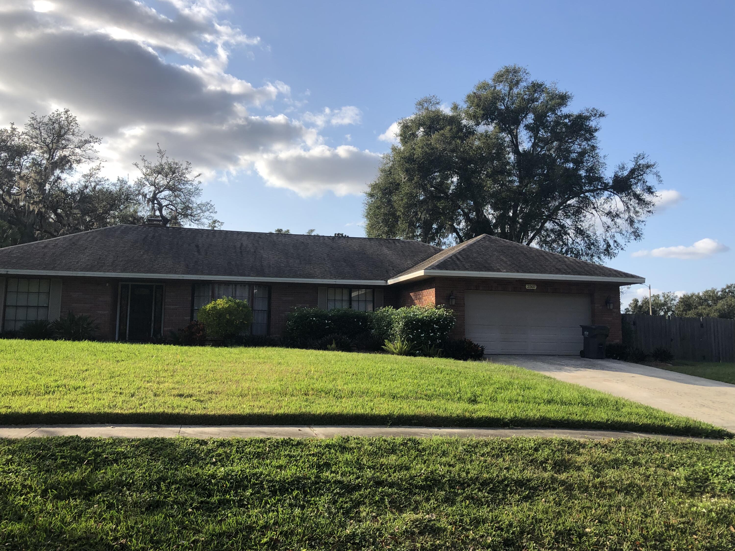 Foto de propiedad en 2507 Beachwood Lane, Valrico, FL 33596 Valrico con MLS# 