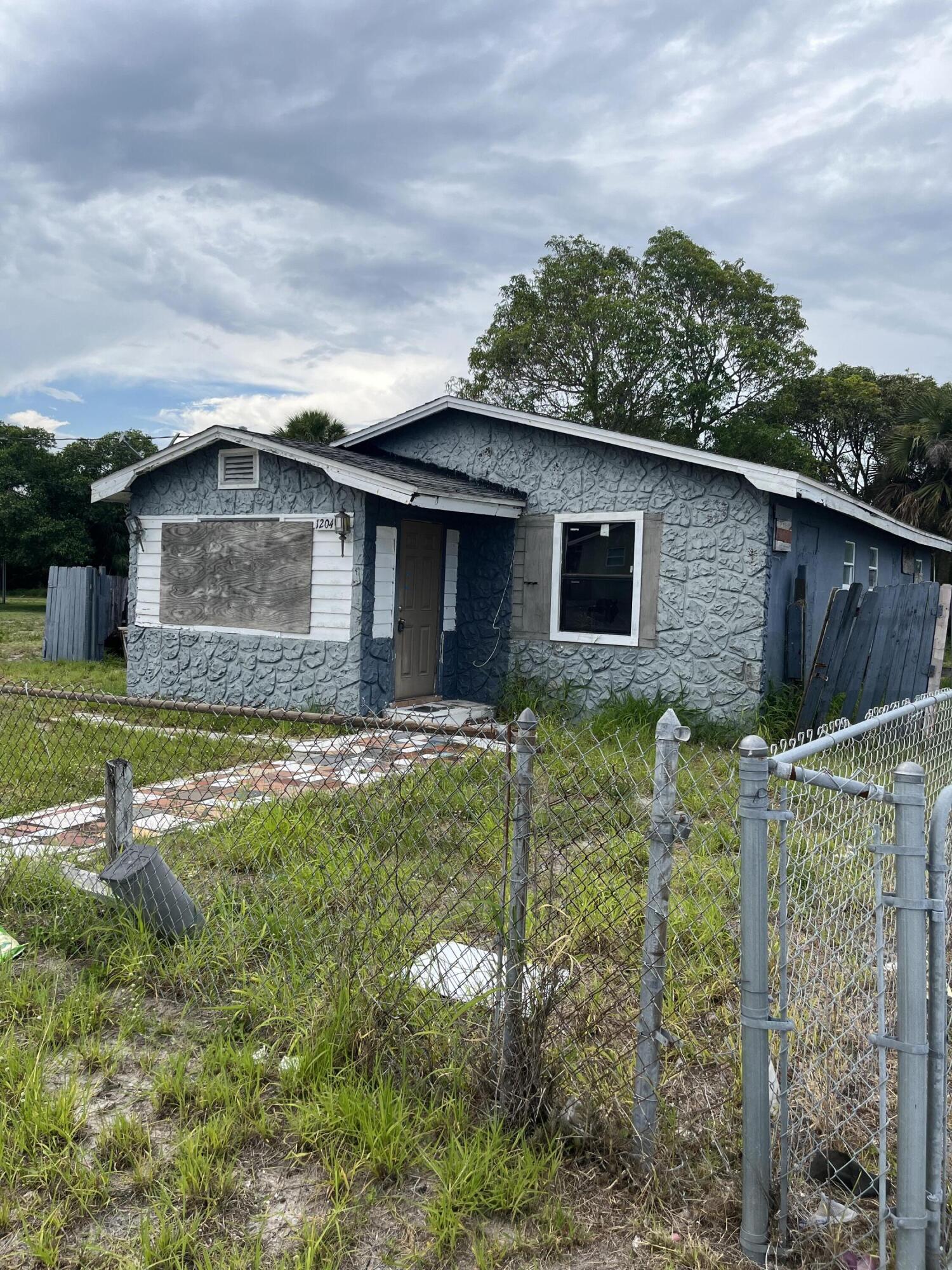 Foto de propiedad en 1204 Avenue K Avenue, Fort Pierce, FL 34950 Fort Pierce con MLS# 