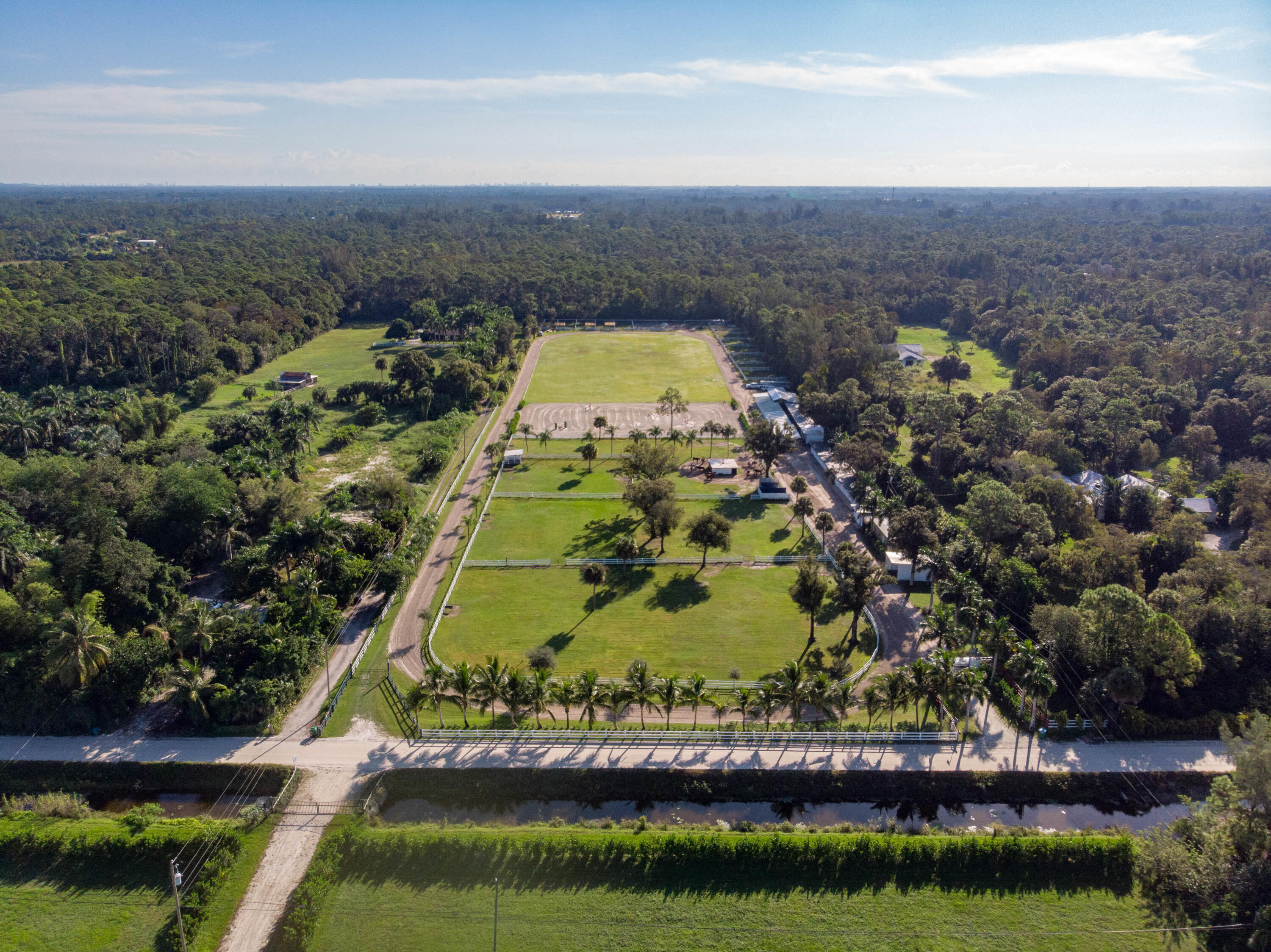 Foto de propiedad en 1044 D Road, Loxahatchee Groves, FL 33470 Loxahatchee Groves con MLS# 