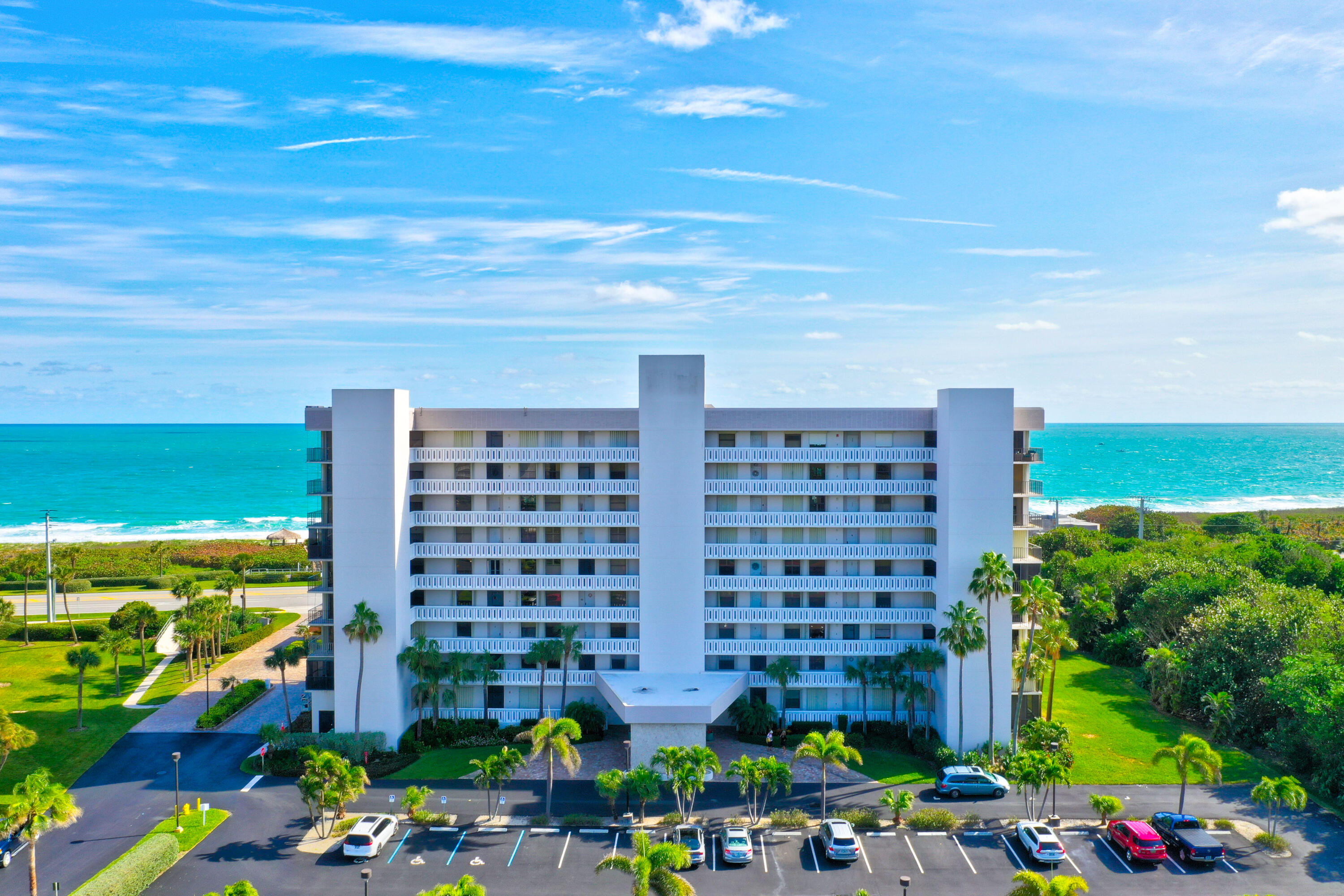 Foto de propiedad en 5055 N Highway A1A 605, Hutchinson Island, FL 34949 Hutchinson Island con MLS# 