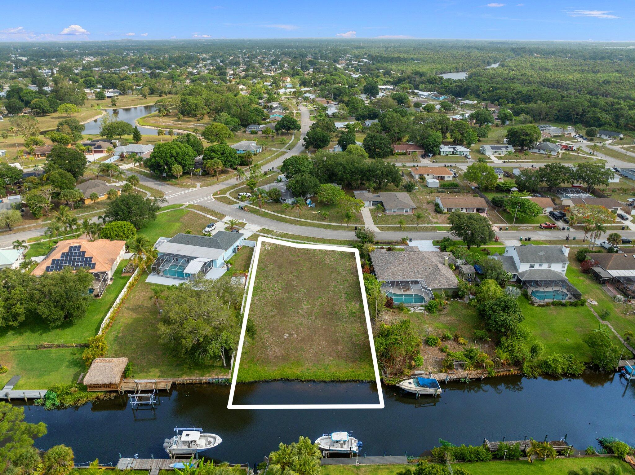 Foto de propiedad en 420 NE Cornwall Avenue, Port St. Lucie, FL 34983 Port St. Lucie con MLS# 