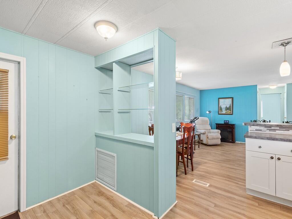 Foto de propiedad en 102 N Warner Drive, Jensen Beach, FL 34957 Jensen Beach con MLS# 