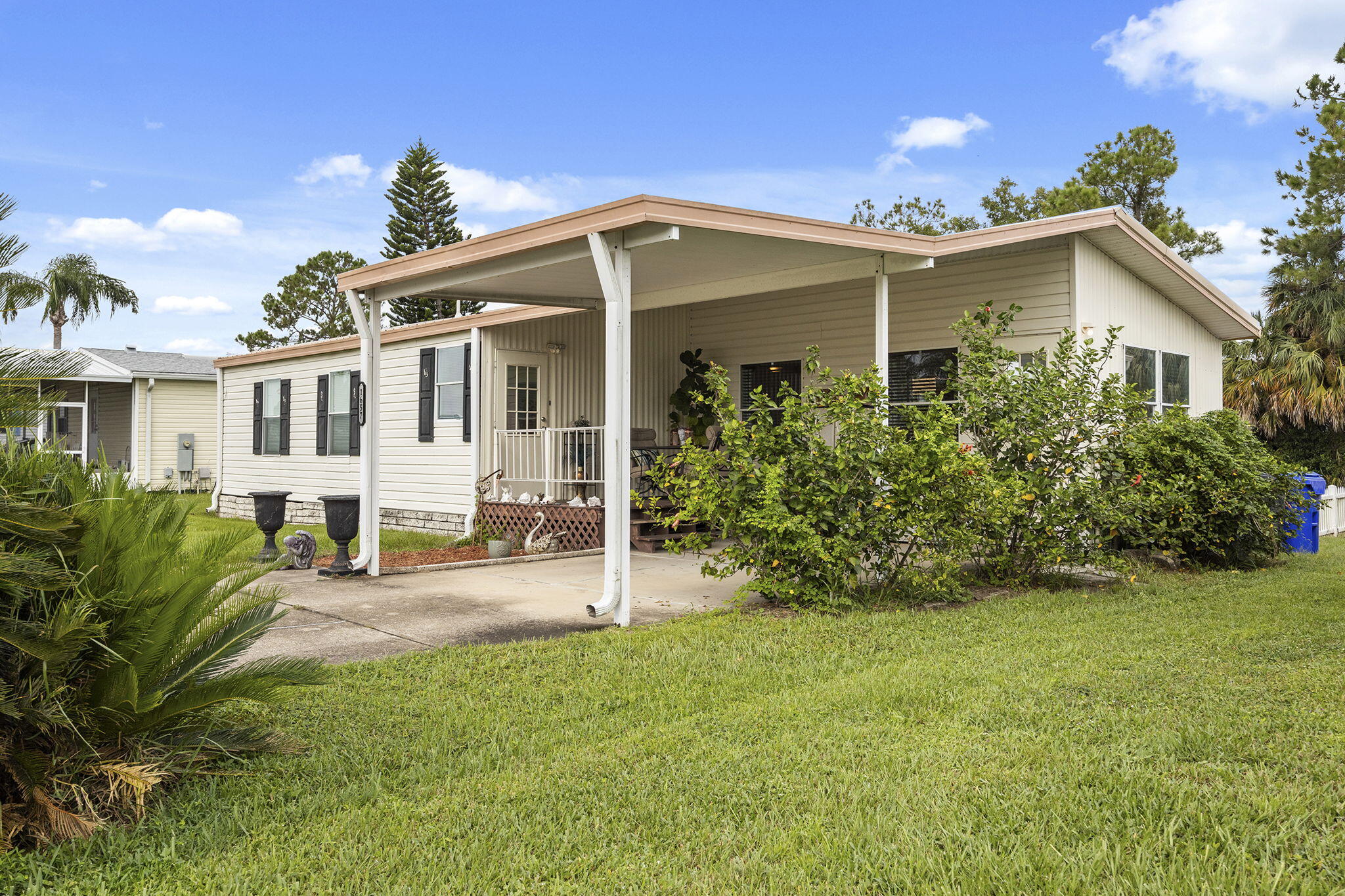 Foto de propiedad en 1657 Elkhart Circle, Tavares, FL 32778 Tavares con MLS# 