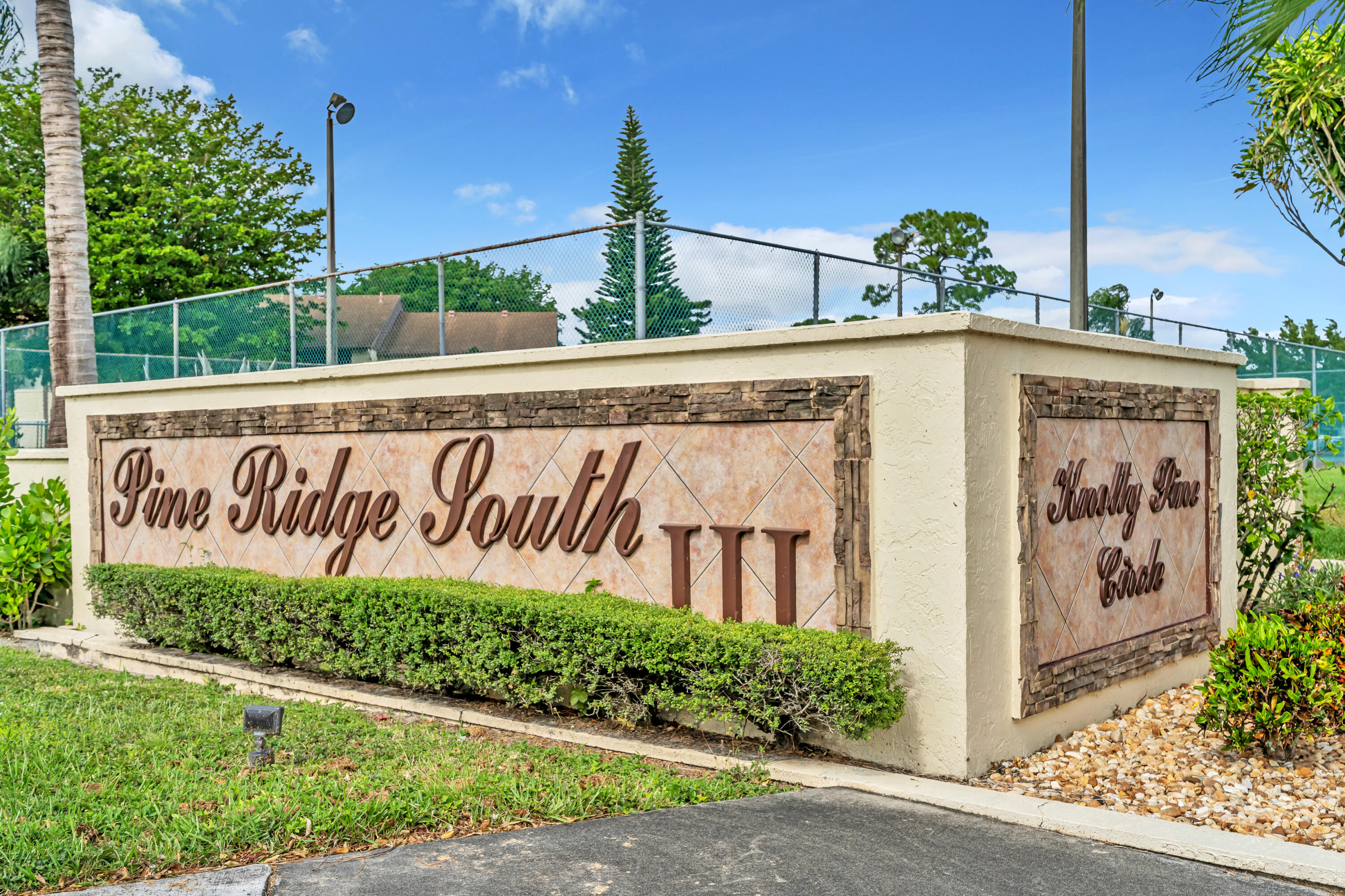 Foto de propiedad en 329 Knotty Pine Circle A-2, Greenacres, FL 33463 Greenacres con MLS# 