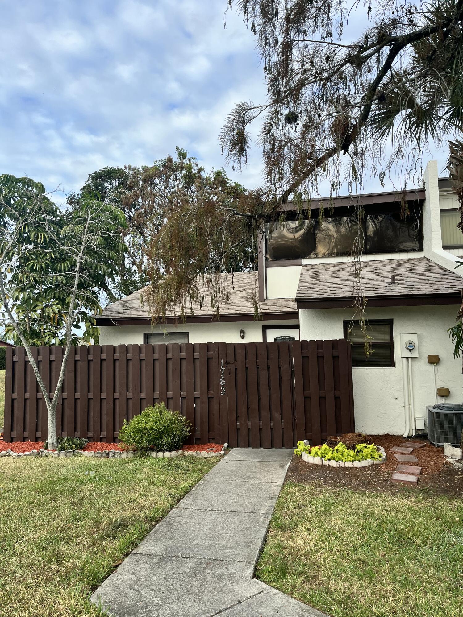 Foto de propiedad en 1763 Abbey Road, West Palm Beach, FL 33415 West Palm Beach con MLS# 