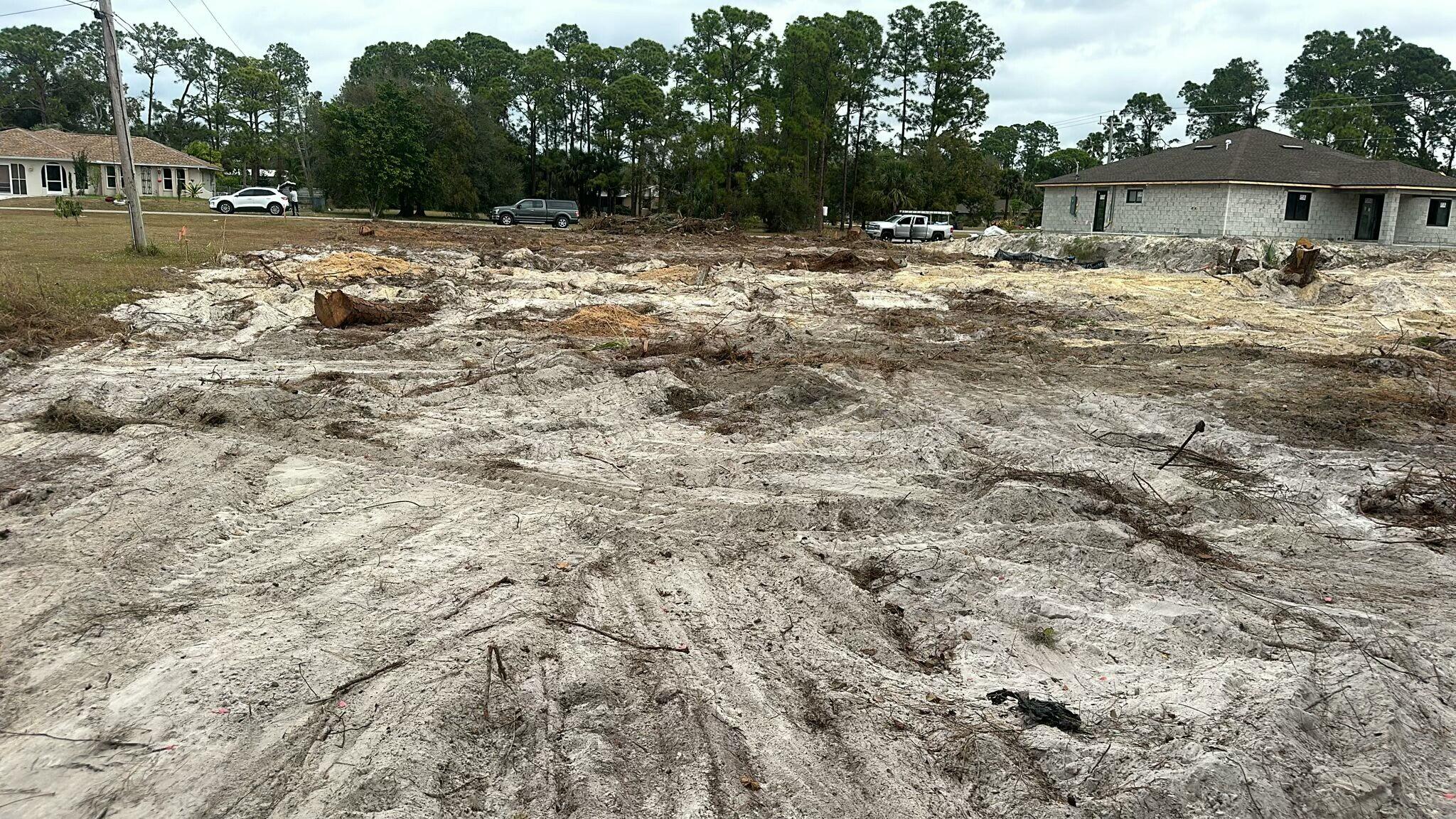 Foto de propiedad en 2704 Leeland Heights Boulevard Boulevard, Lehigh Acres, FL 33936 Lehigh Acres con MLS# 