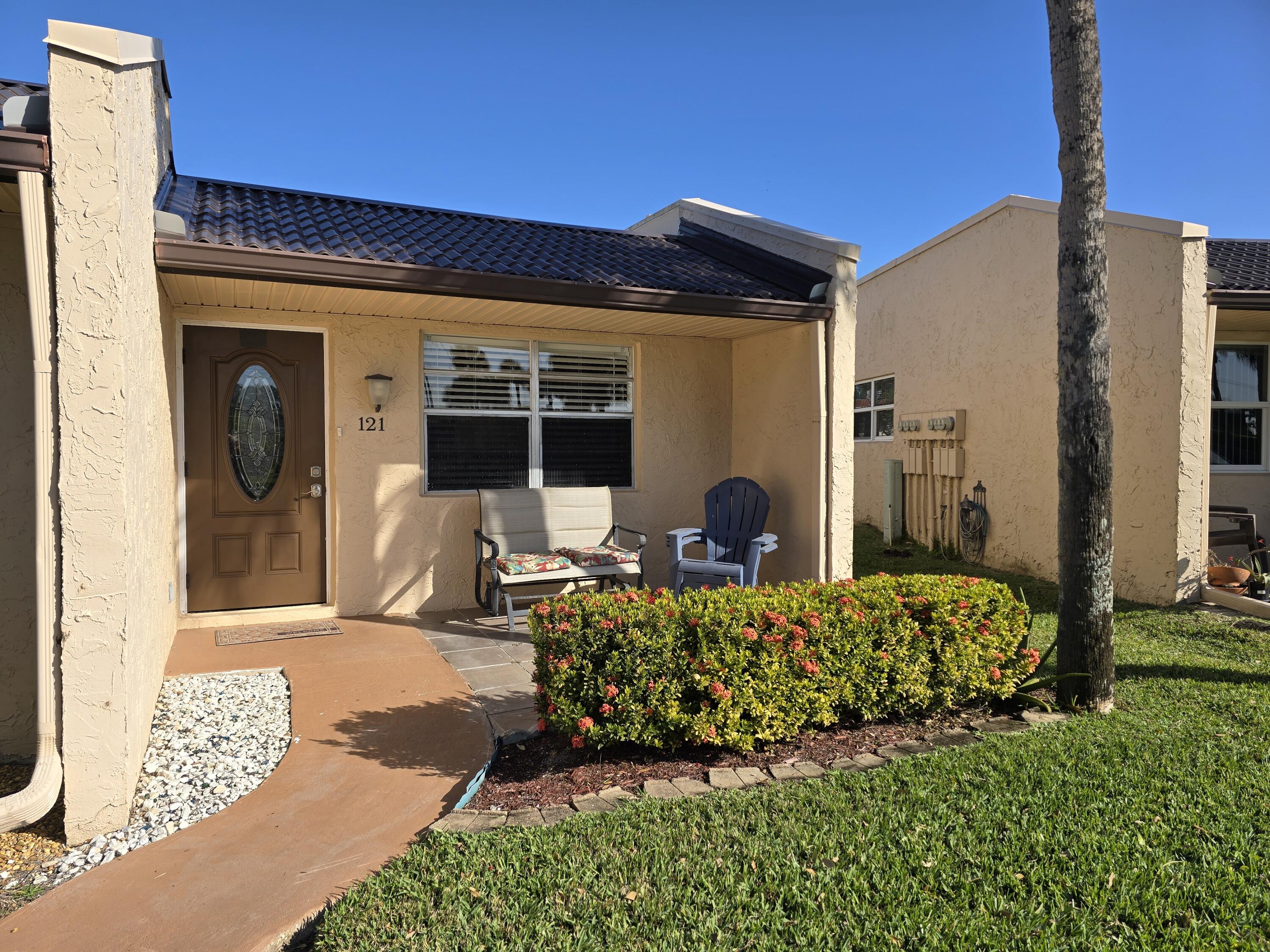 Foto de propiedad en 121 Lake Gloria Drive, West Palm Beach, FL 33411 West Palm Beach con MLS# 