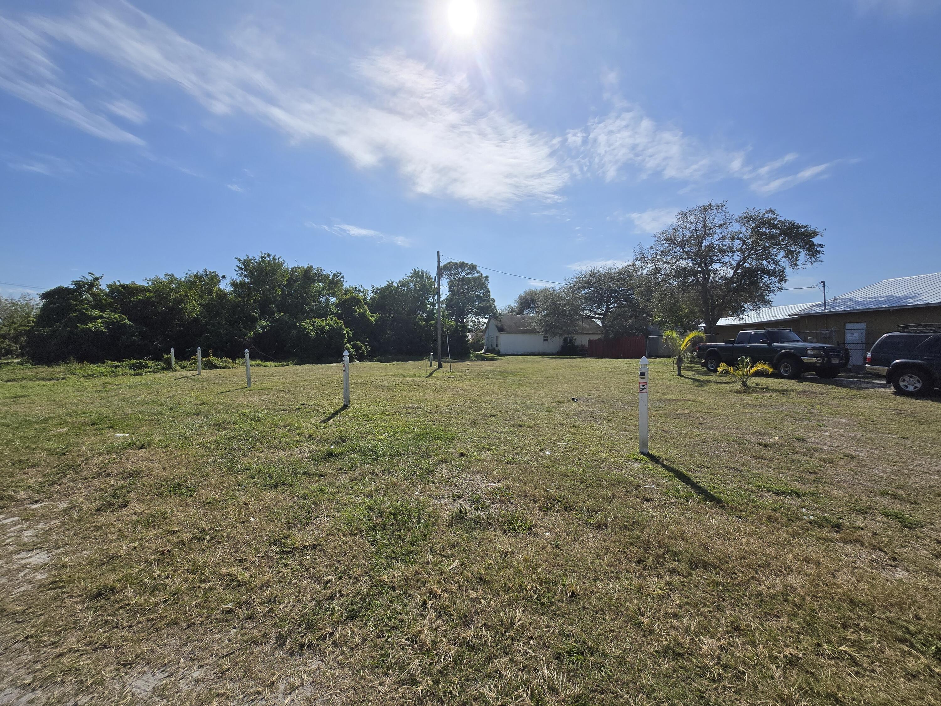 Foto de propiedad en 0 SE Primrose Way, Port Salerno, FL 34997 Port Salerno con MLS# 