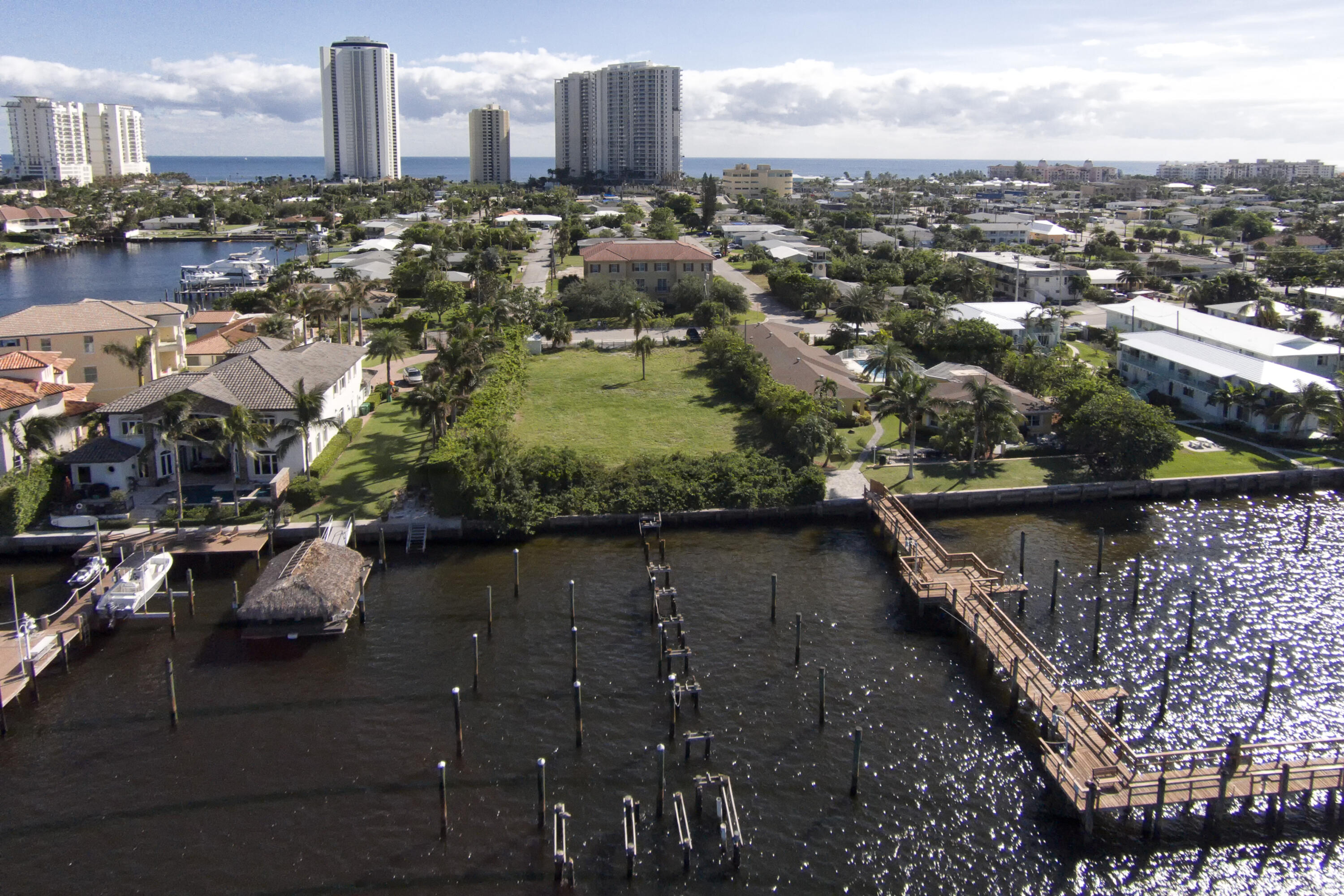 Foto de propiedad en 2715 Lake Drive, Riviera Beach, FL 33404 Riviera Beach con MLS# 