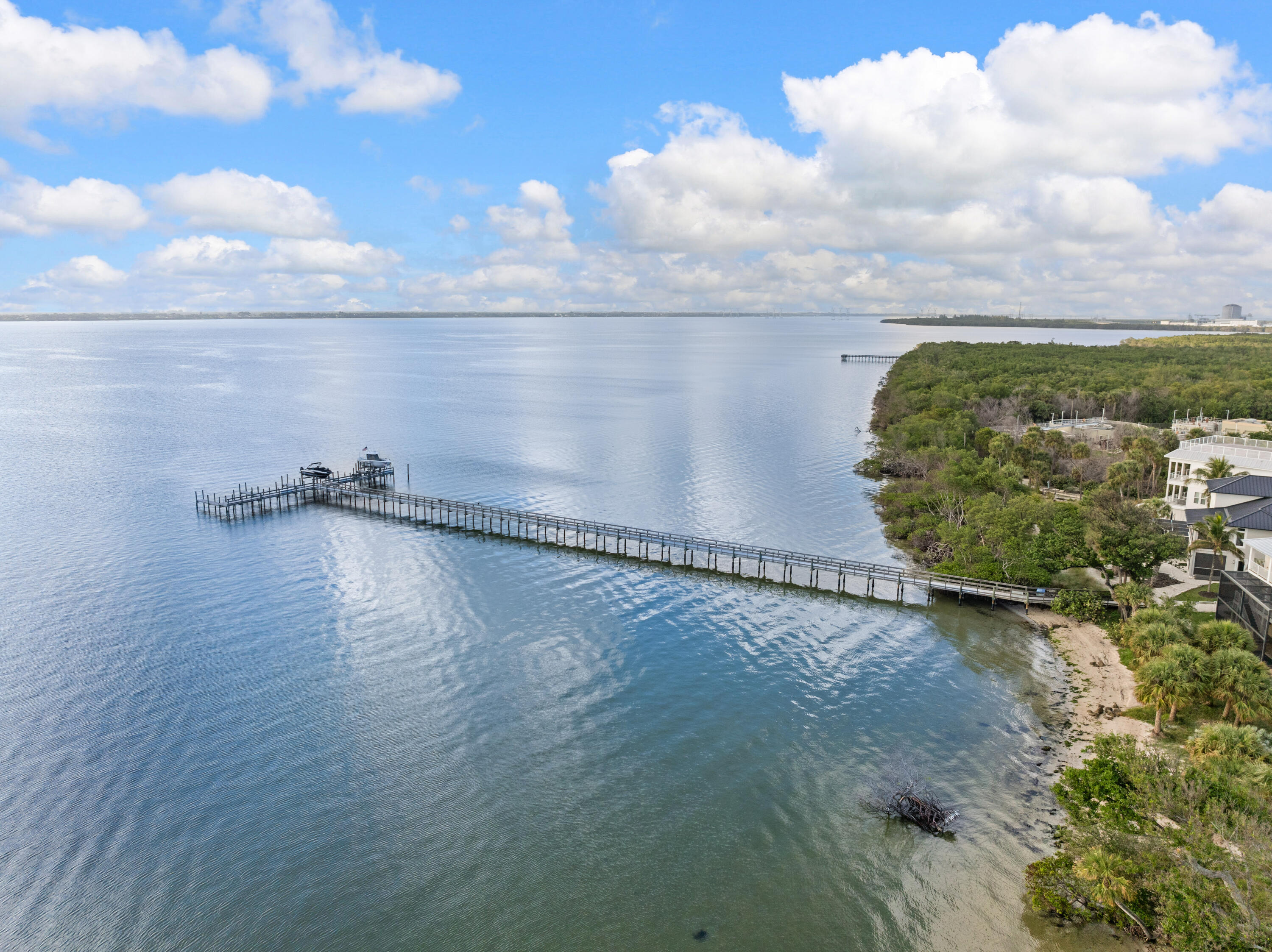 Foto de propiedad en 7671 Pelican Pointe Drive, Jensen Beach, FL 34957 Jensen Beach con MLS# 