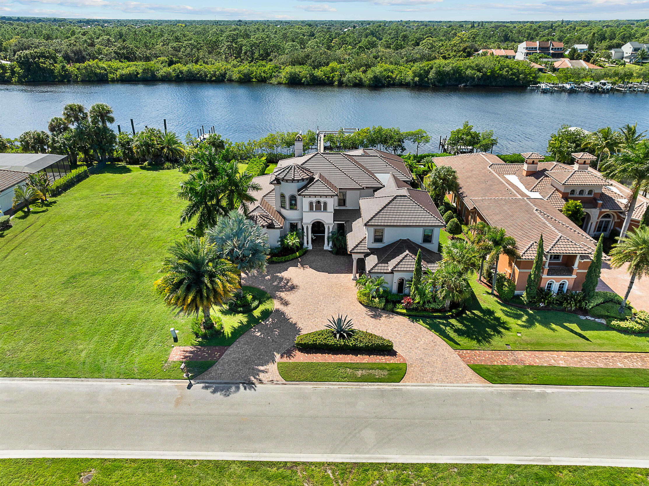 Foto de propiedad en 201 SE Fiore Bello, Port St. Lucie, FL 34952 Port St. Lucie con MLS# 