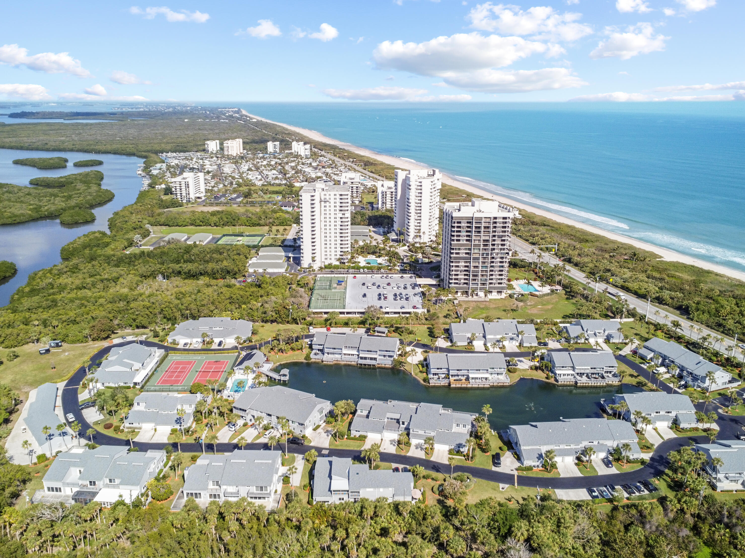 Foto de propiedad en 4949 N Highway A1a 196, Fort Pierce, FL 34949 Fort Pierce con MLS# 
