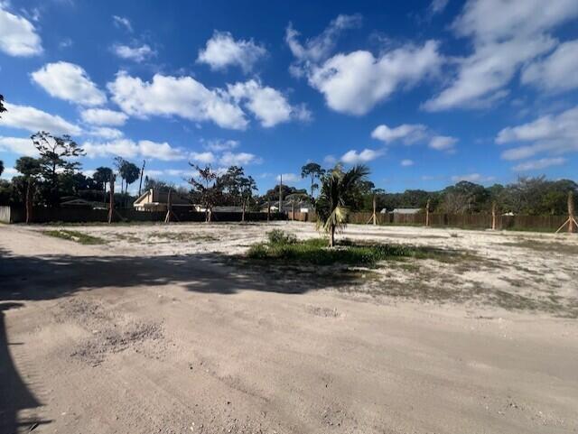 Foto de propiedad en 447 Tall Pines Road, West Palm Beach, FL 33415 West Palm Beach con MLS# 