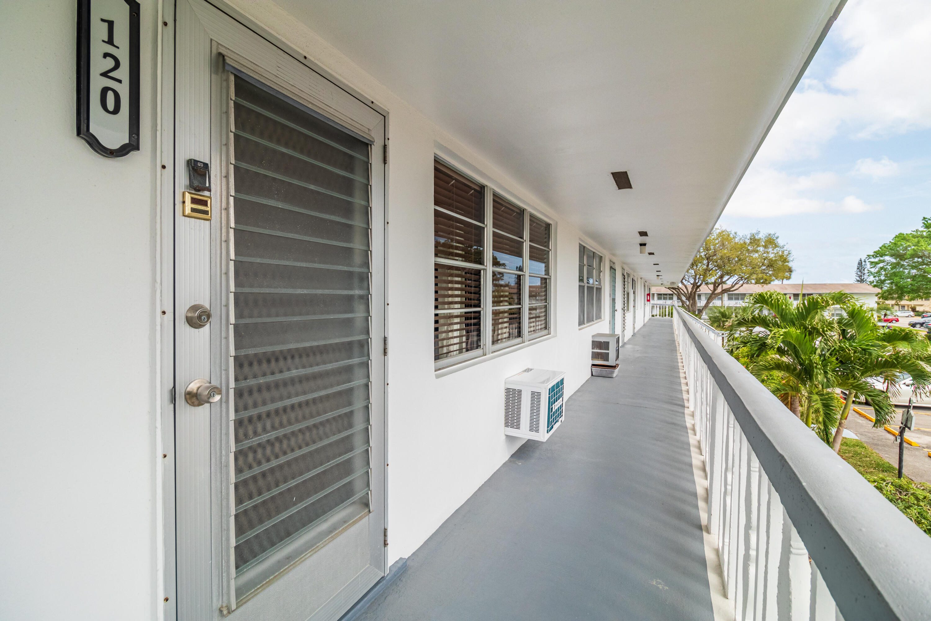 Foto de propiedad en 120 Northampton F, West Palm Beach, FL 33417 West Palm Beach con MLS# 