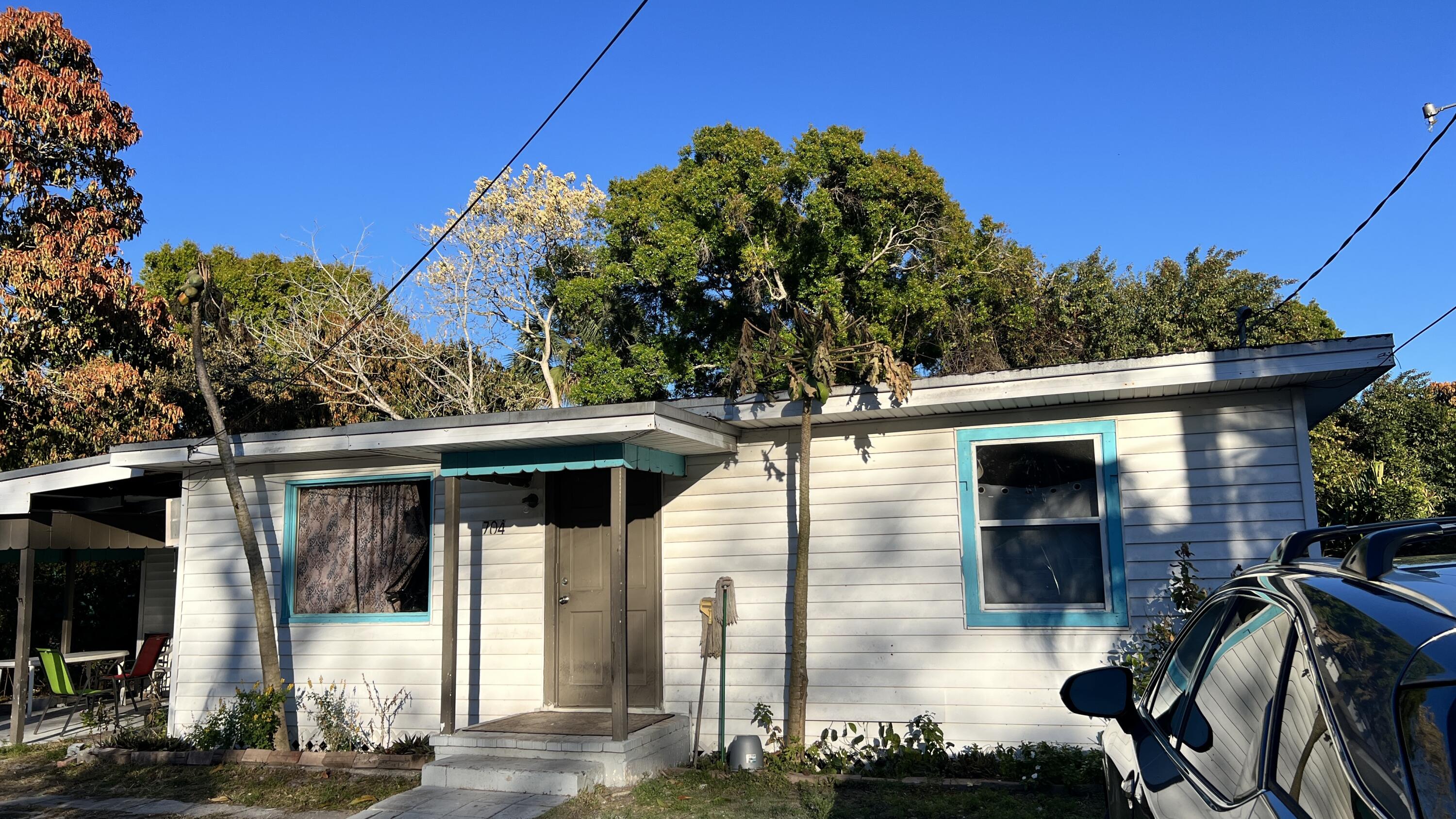 Foto de propiedad en 704 S 17th Street, Fort Pierce, FL 34950 Fort Pierce con MLS# 