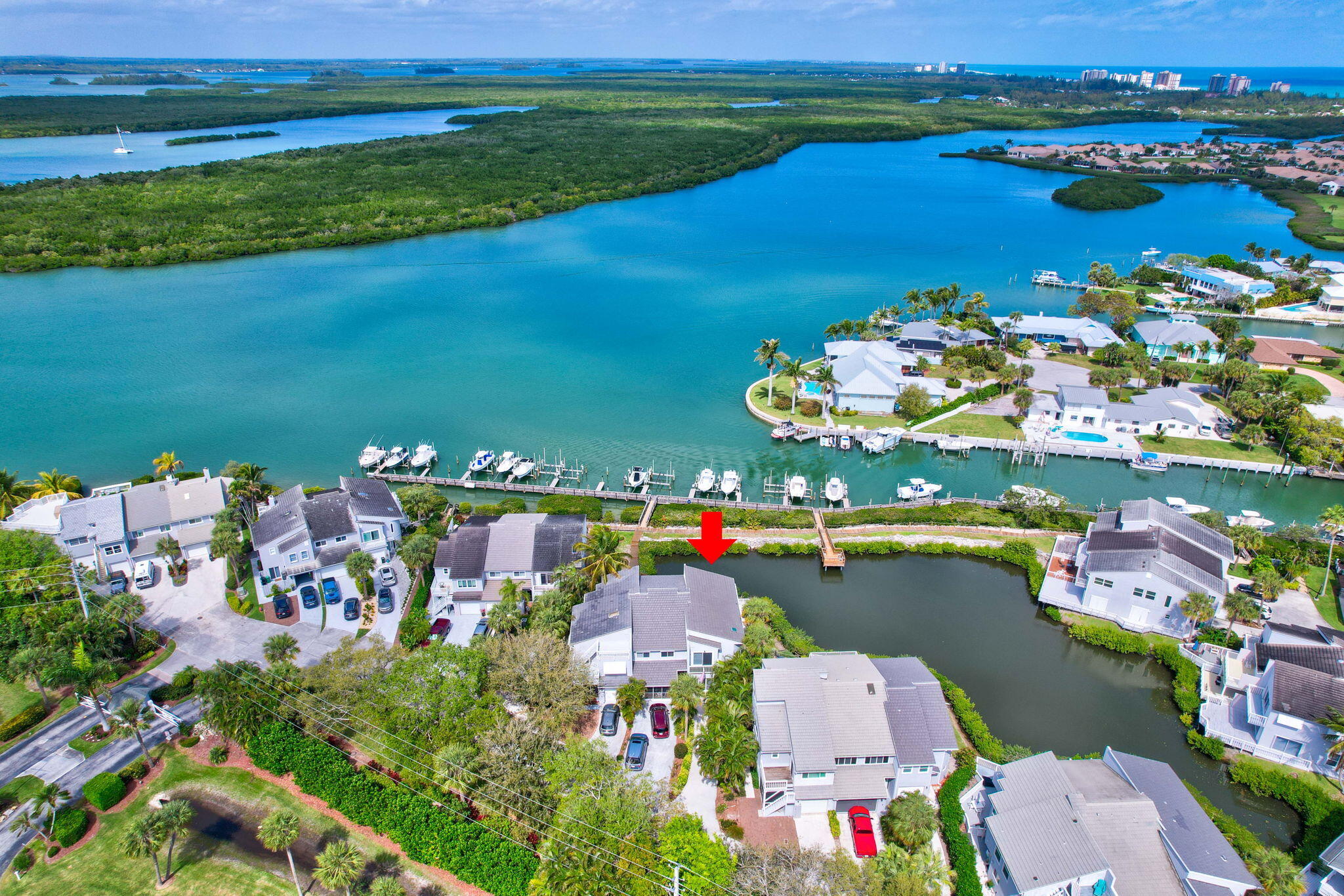 Foto de propiedad en 2440 Harbour Cove Drive, Hutchinson Island, FL 34949 Hutchinson Island con MLS# 