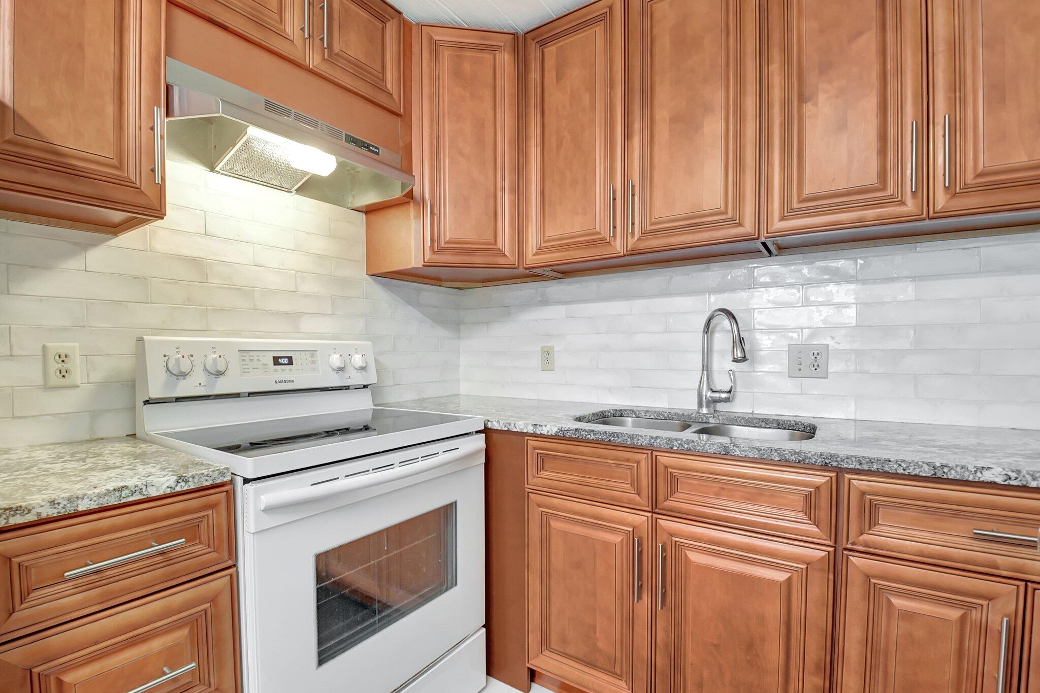 Foto de propiedad en 400 Village Green Circle W 212, Palm Springs, FL 33461 Palm Springs con MLS# 