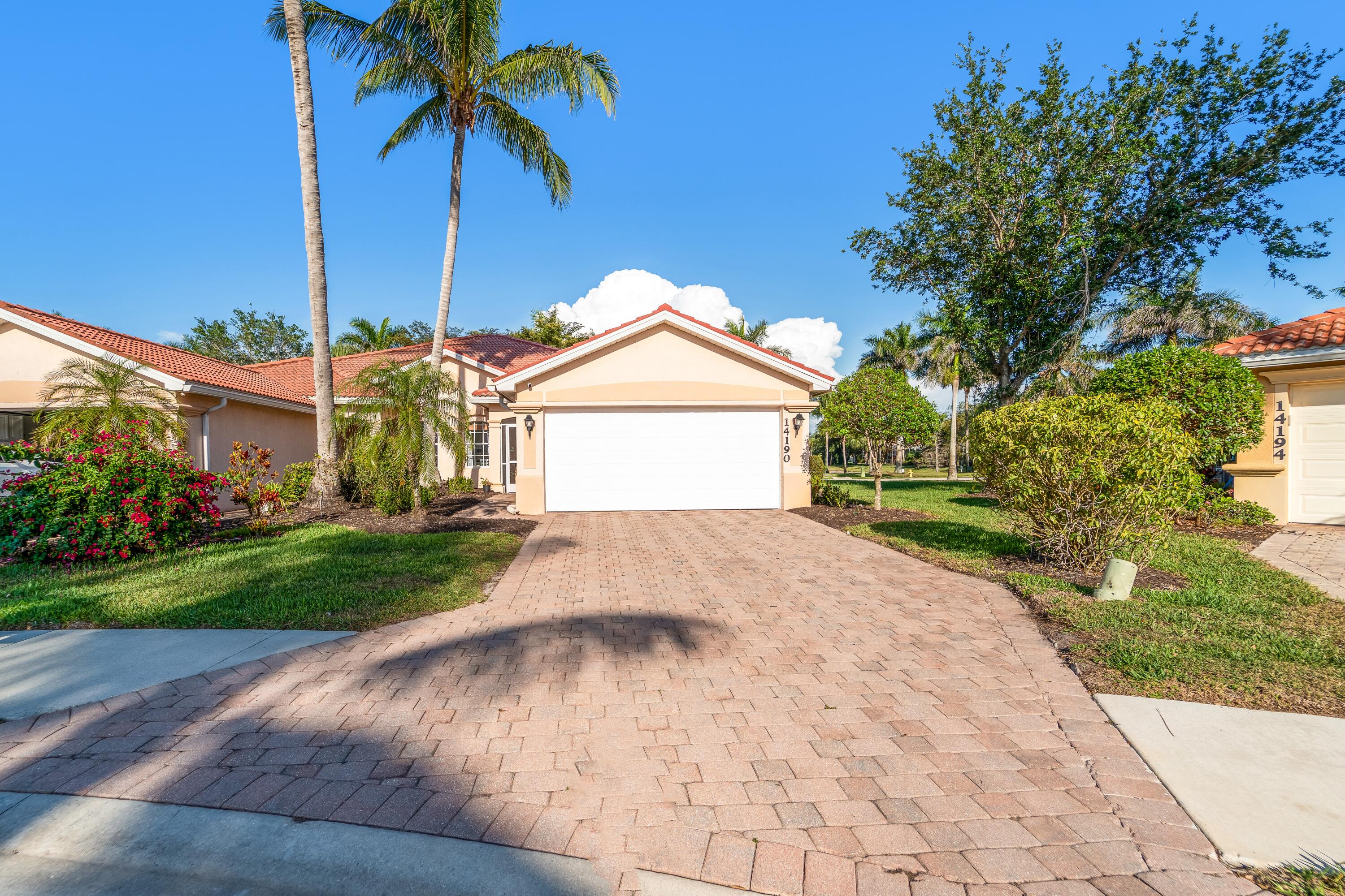 Foto de propiedad en 14190 Fall Creek Court, Naples, FL 34114 Naples con MLS# 
