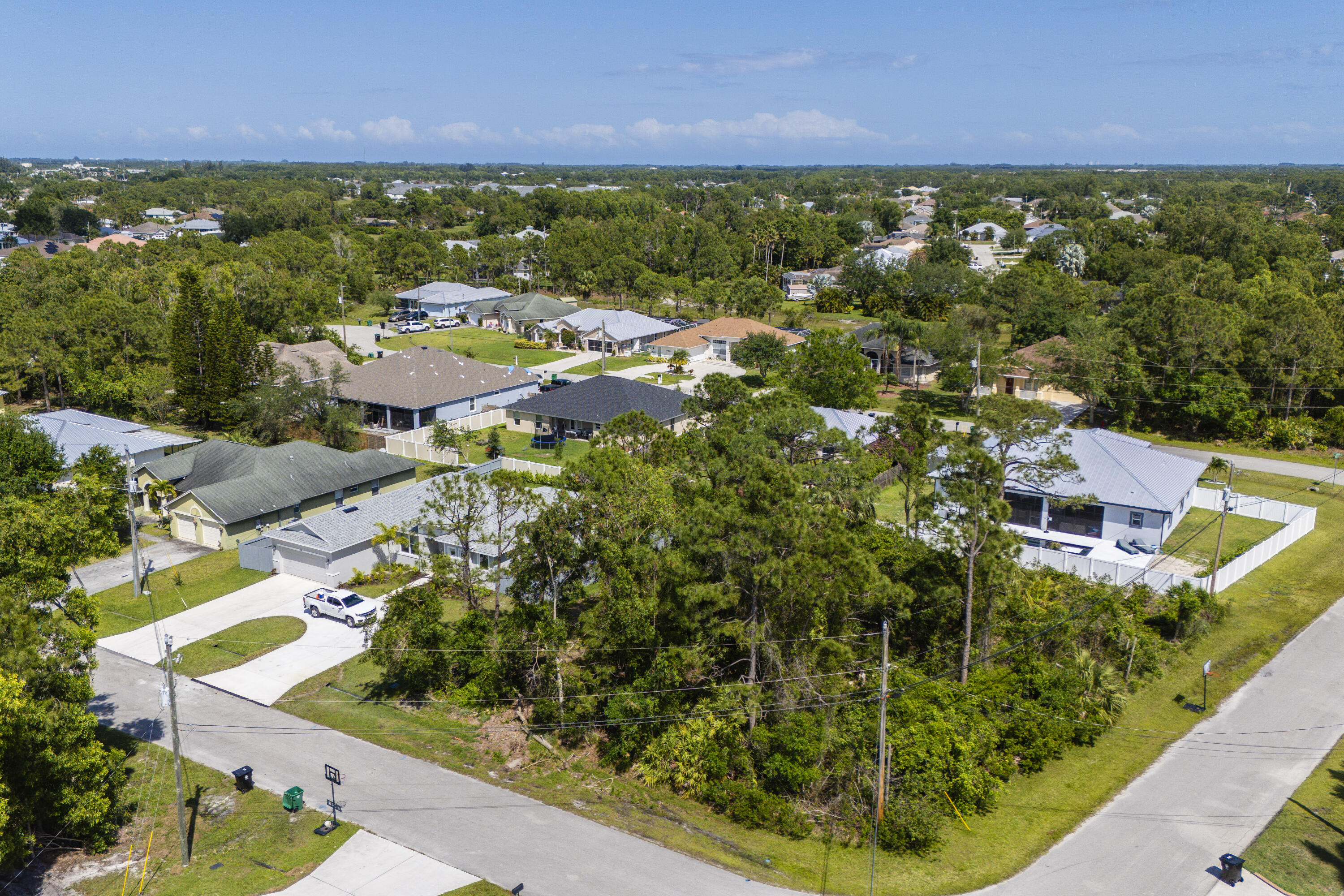 Foto de propiedad en 5489 NW Brent Court, Port St. Lucie, FL 34986 Port St. Lucie con MLS# 