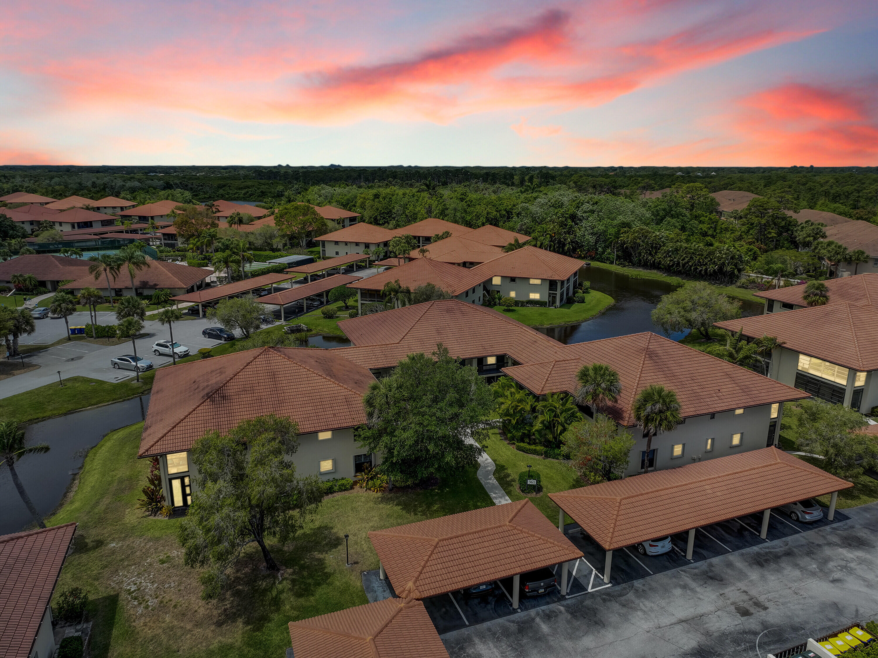 Foto de propiedad en 361 SW South River Drive 103, Stuart, FL 34997 Stuart con MLS# 