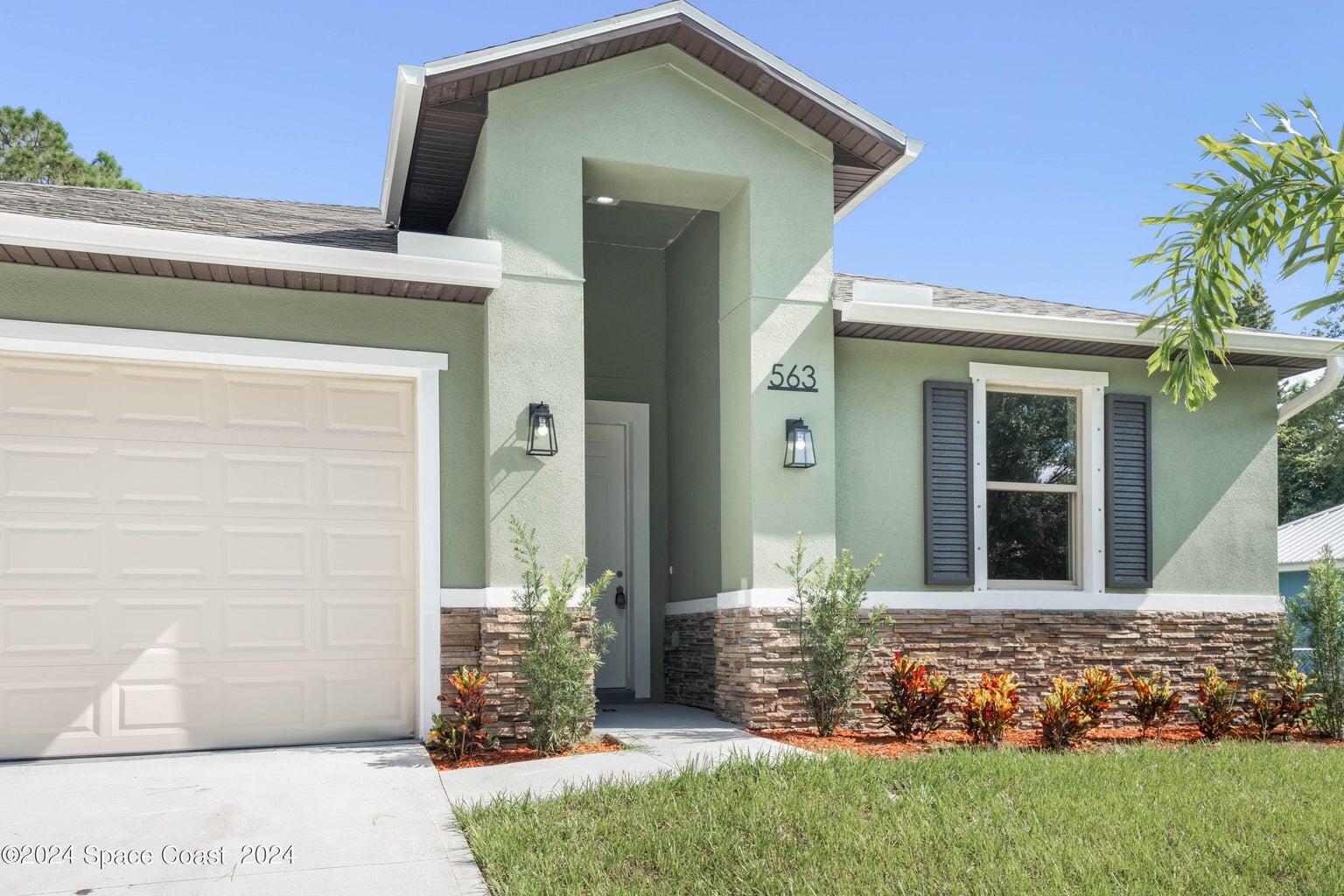 Foto de propiedad en 181 Ferguson Street SE, Palm Bay, FL 32909 Palm Bay con MLS# 