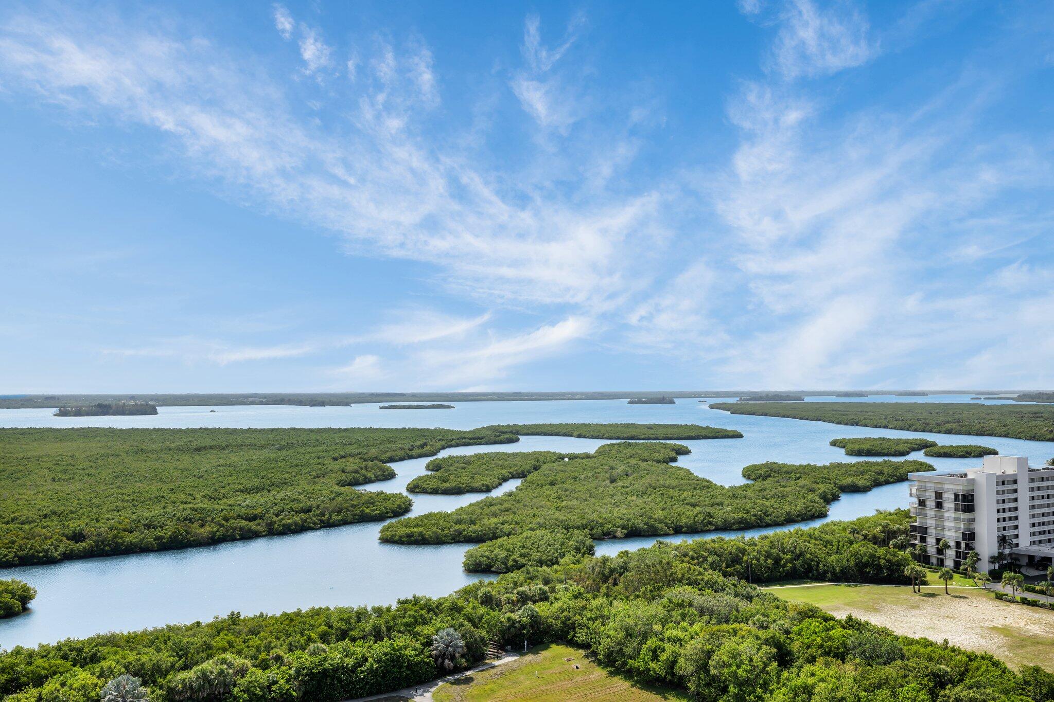 Foto de propiedad en 5049 N Highway A1a 1905, Hutchinson Island, FL 34949 Hutchinson Island con MLS# 