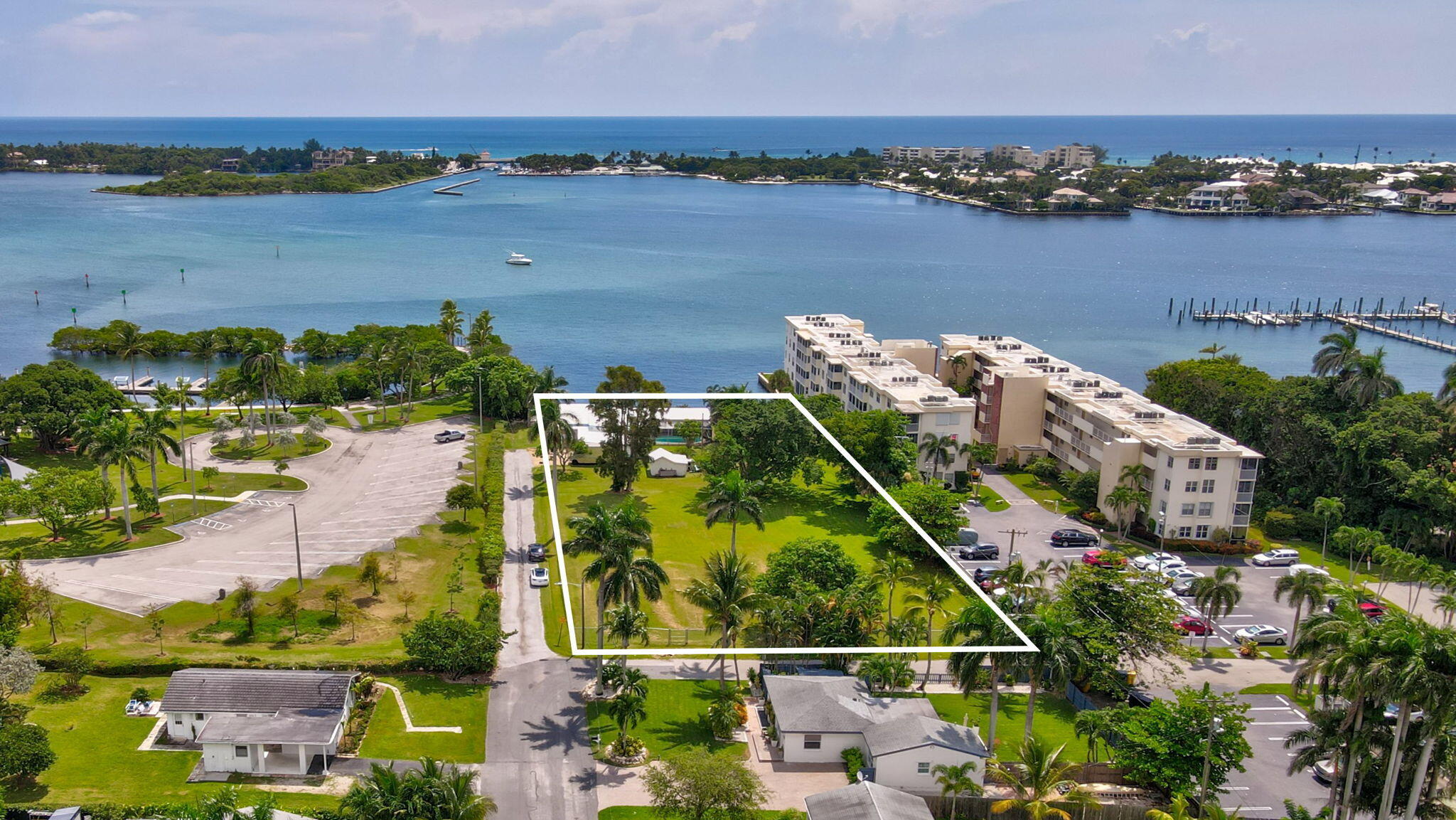 Foto de propiedad en 670 Oak Street, Boynton Beach, FL 33435 Boynton Beach con MLS# 