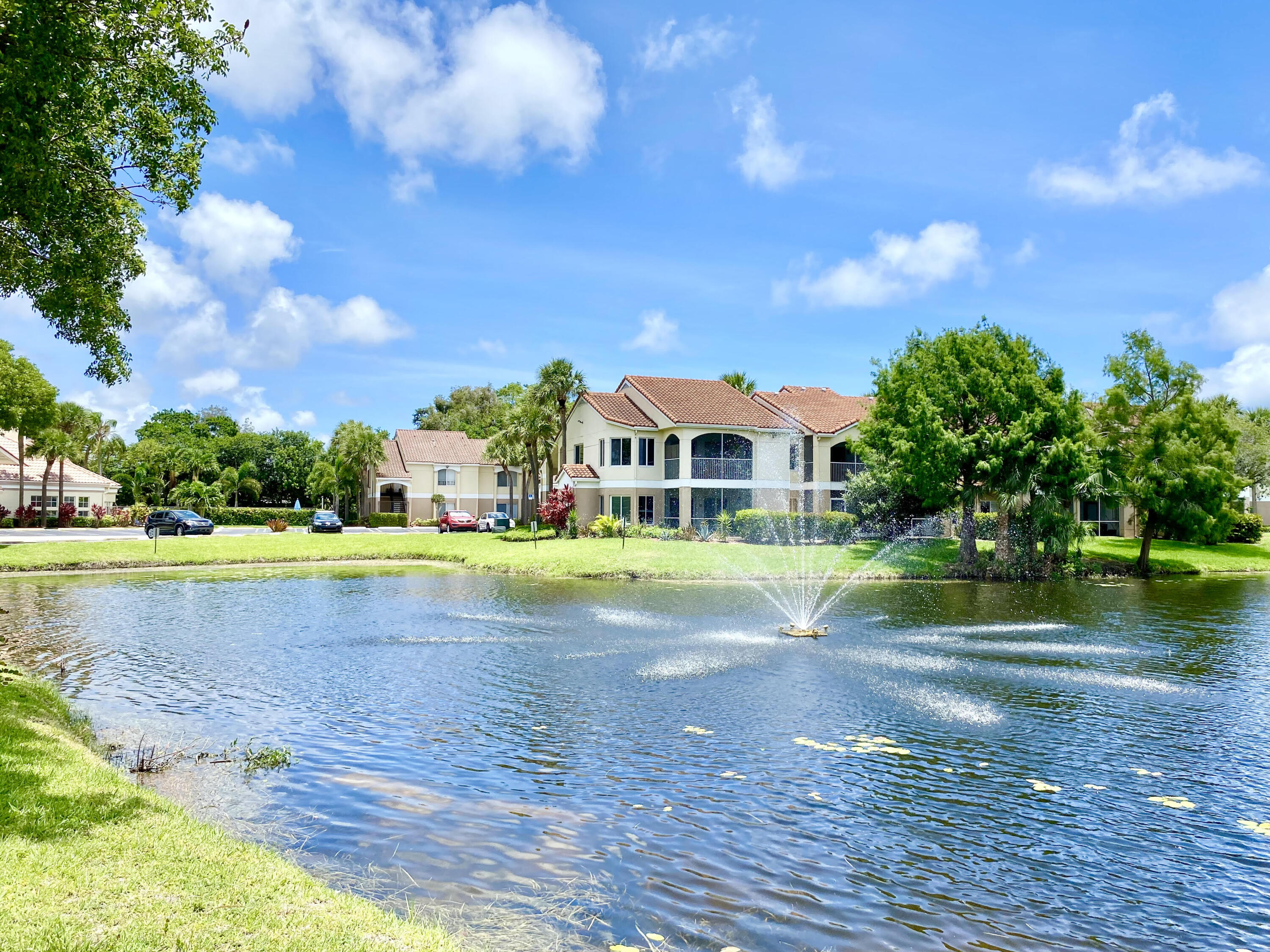 Foto de propiedad en 815 W Boynton Beach Boulevard 7-102, Boynton Beach, FL 33426 Boynton Beach con MLS# 