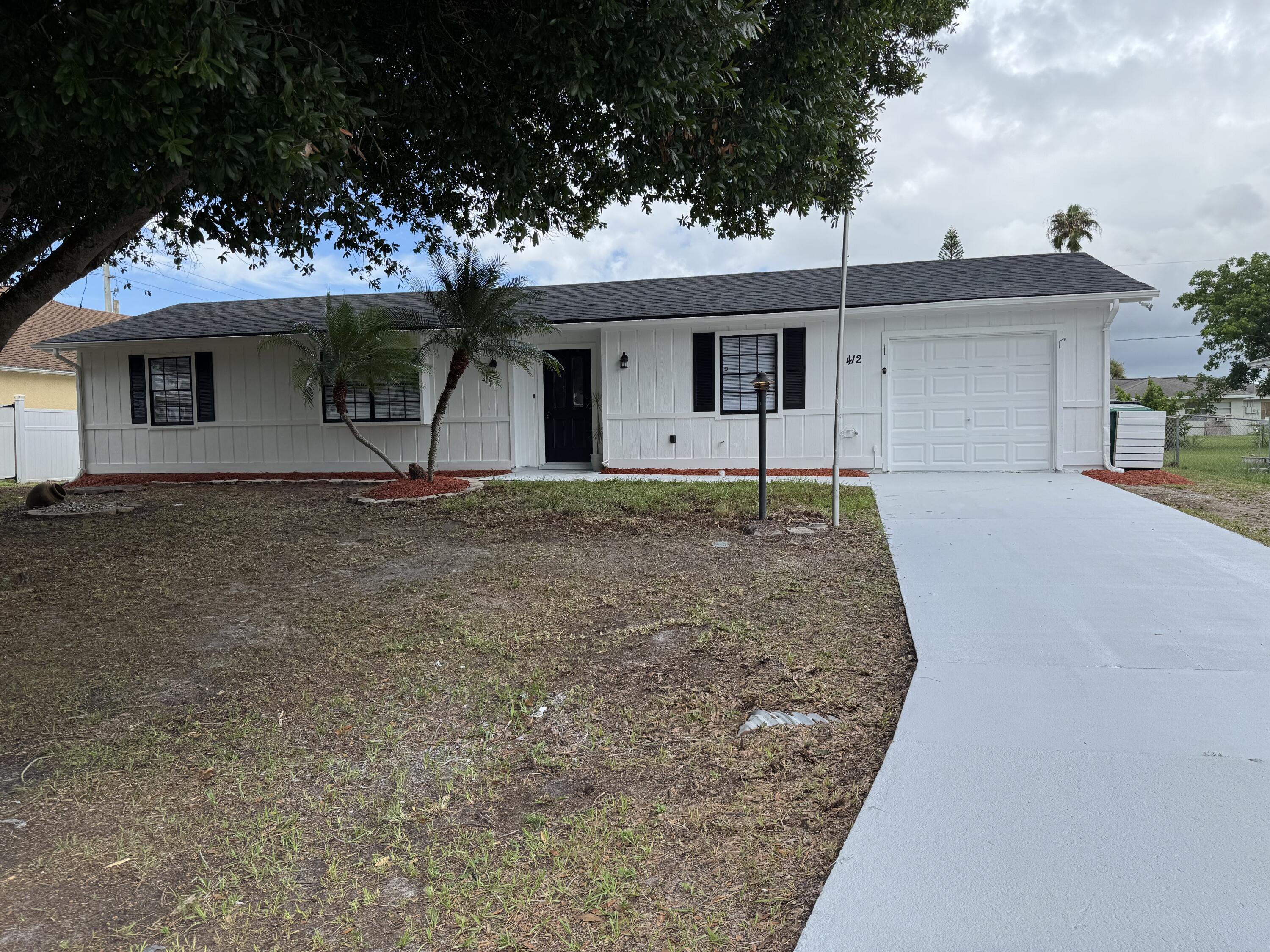 Foto de propiedad en 412 NE Midvale Street, Port St. Lucie, FL 34983 Port St. Lucie con MLS# 