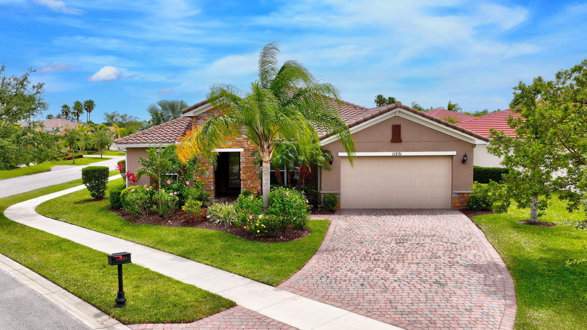 Foto de propiedad en 11251 SW Apple Blossom Trail, Port St. Lucie, FL 34987 Port St. Lucie con MLS# 