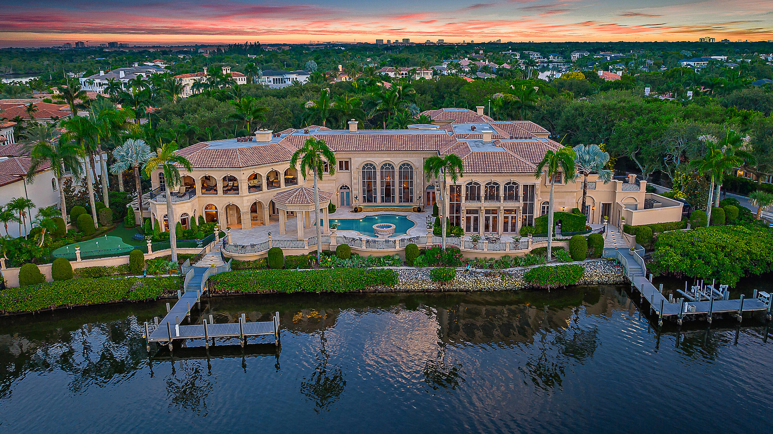 Foto de propiedad en 209 Commodore Drive, Jupiter, FL 33477 Jupiter con MLS# 