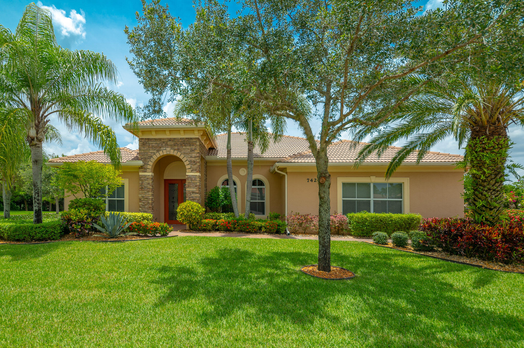 Foto de propiedad en 7422 SE Belle Maison Drive, Stuart, FL 34997 Stuart con MLS# 