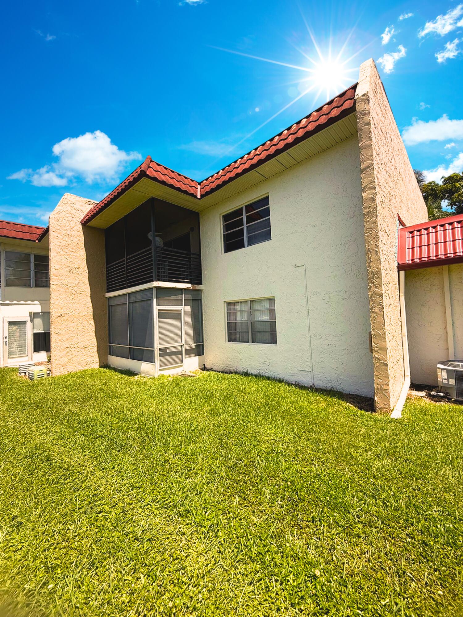 Foto de propiedad en 218 Lake Frances Drive, West Palm Beach, FL 33411 West Palm Beach con MLS# 