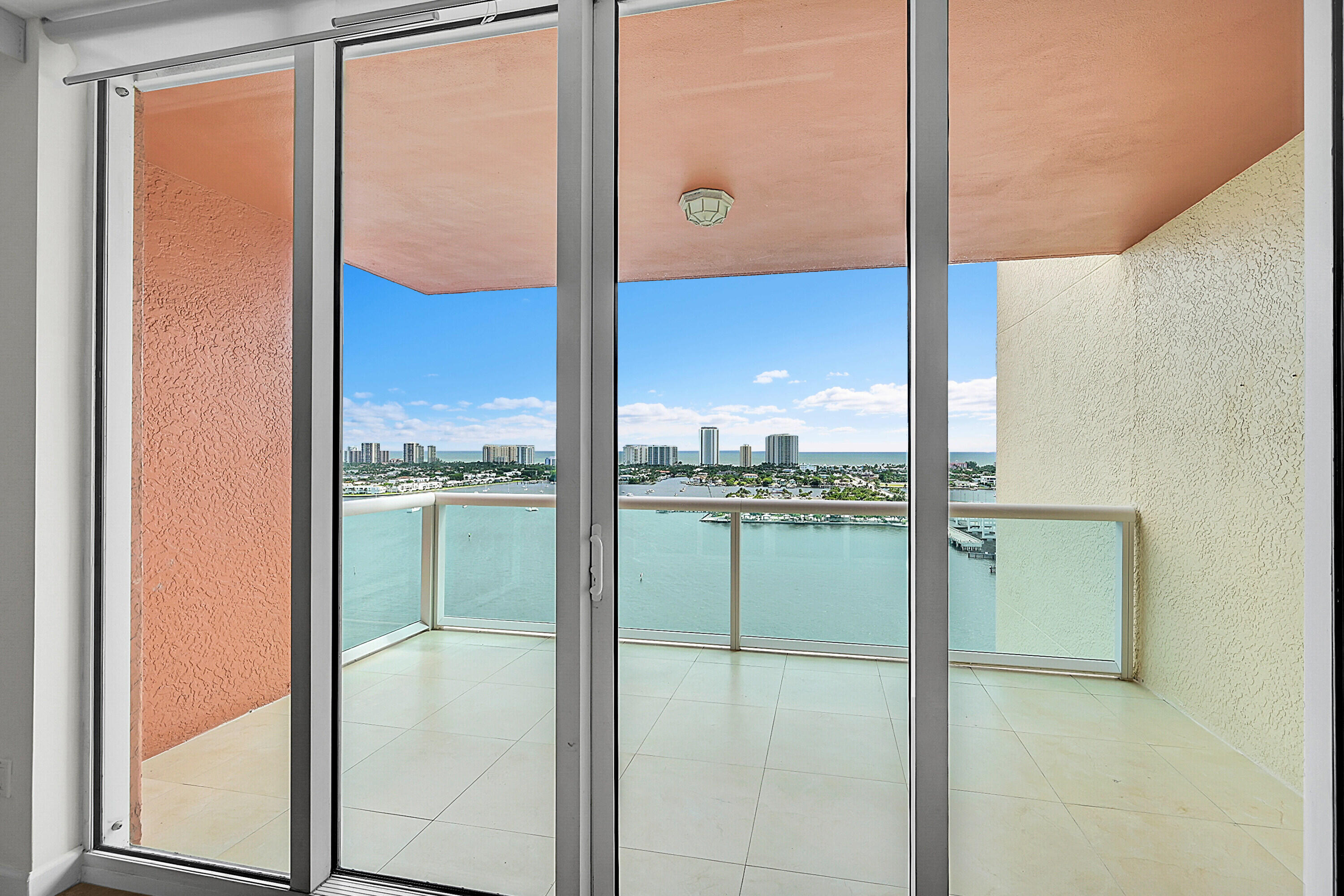 Foto de propiedad en 2640 Lake Shore Drive 2011, Riviera Beach, FL 33404 Riviera Beach con MLS# 
