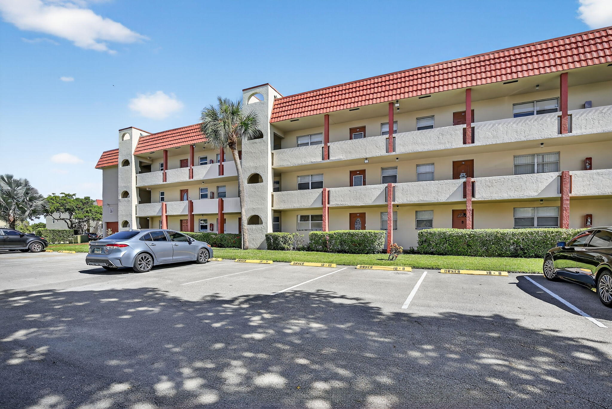 Foto de propiedad en 2951 Sunrise Lakes Drive E 107, Sunrise, FL 33322 Sunrise con MLS# 