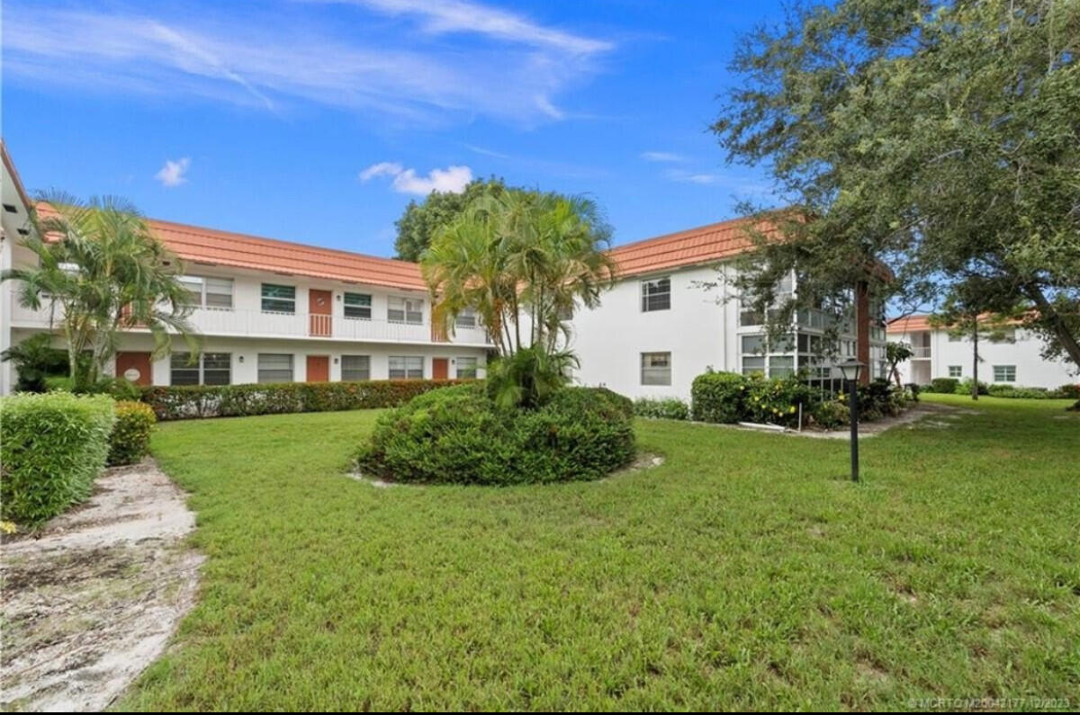 Foto de propiedad en 2600 SE Ocean Boulevard B7, Stuart, FL 34996 Stuart con MLS# 