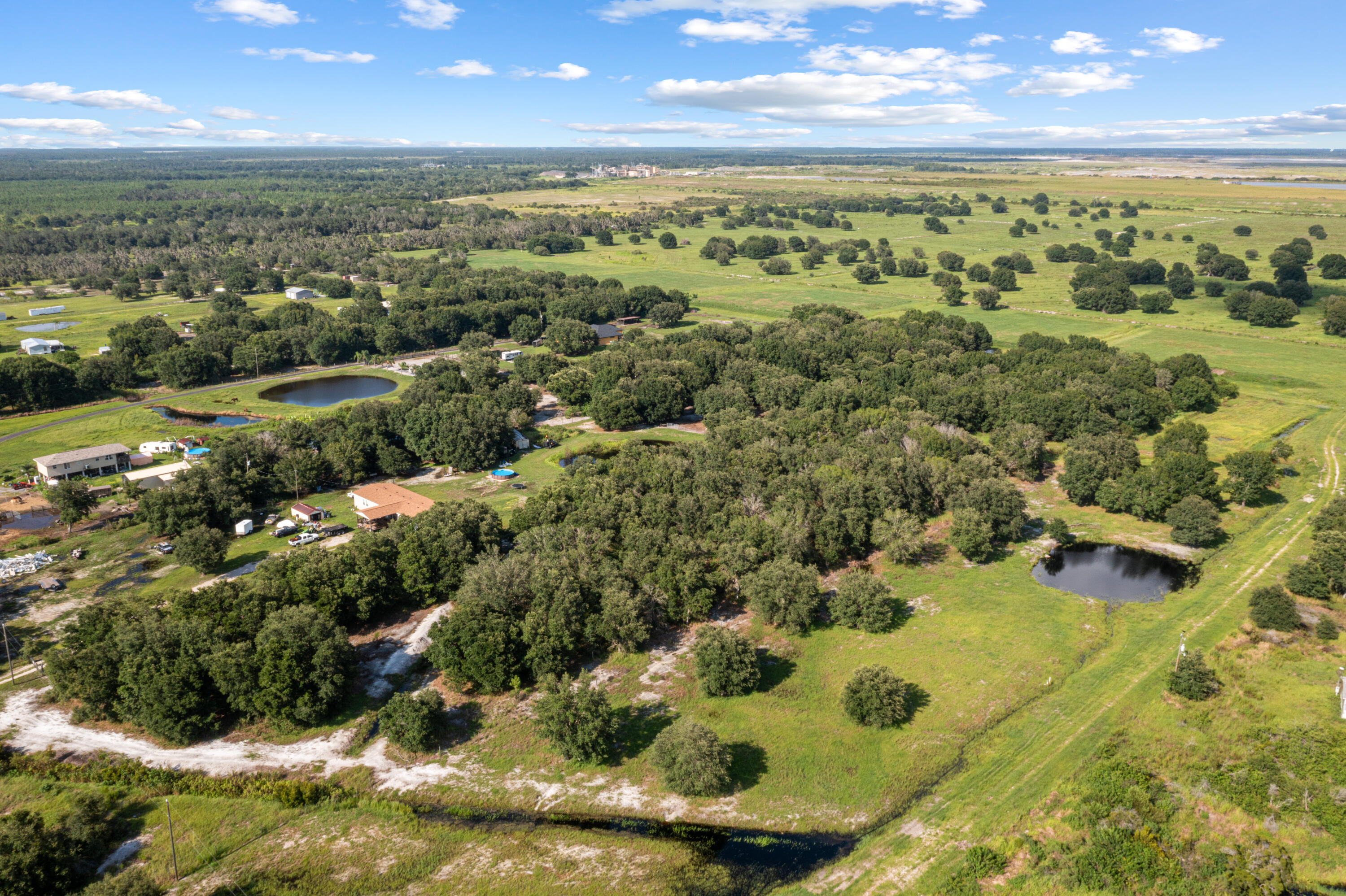 Foto de propiedad en 38203 8th Street E, Myakka City, FL 34251 Myakka City con MLS# 