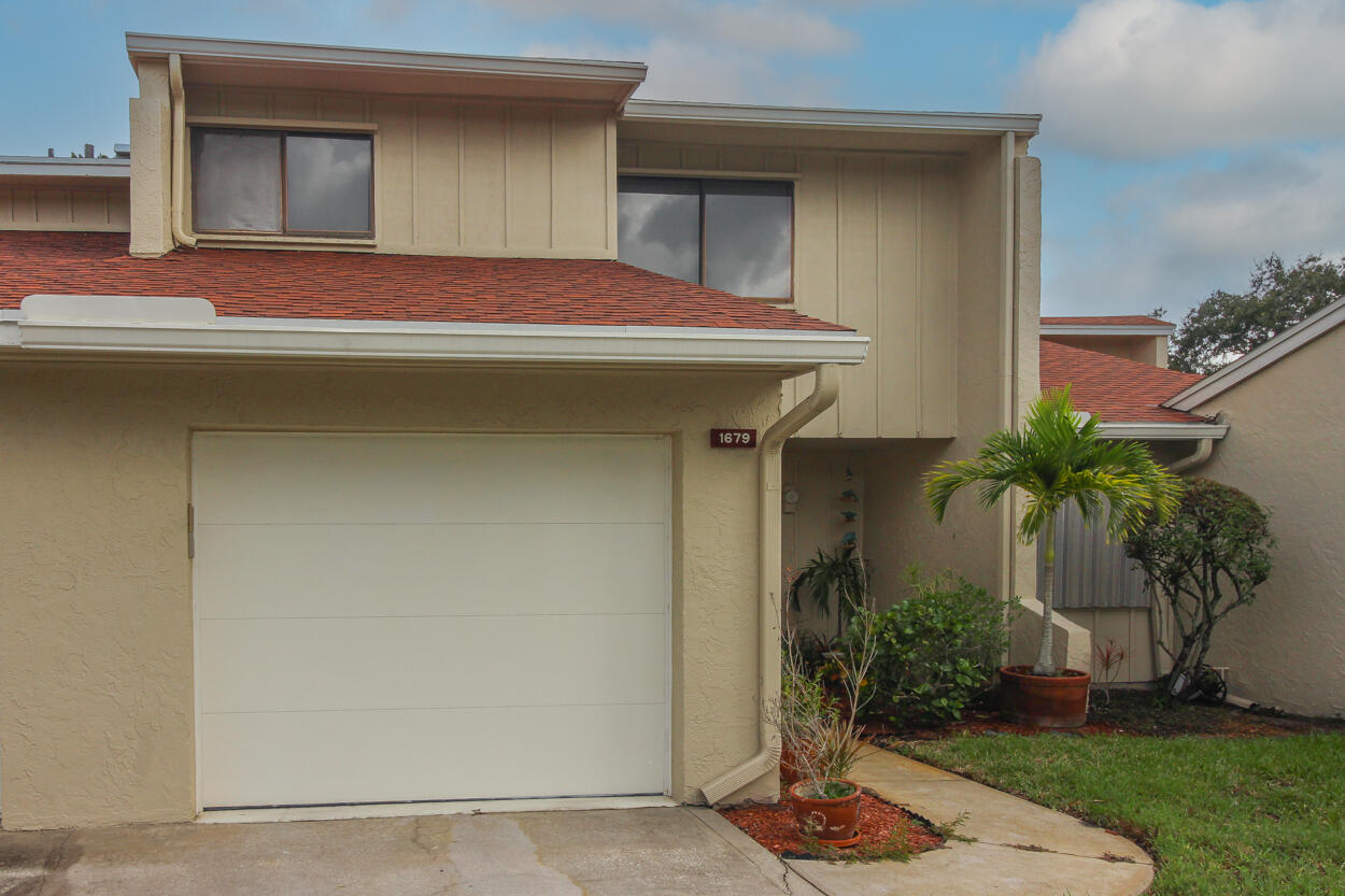Foto de propiedad en 1679 SW Crossing Circle, Palm City, FL 34990 Palm City con MLS# 