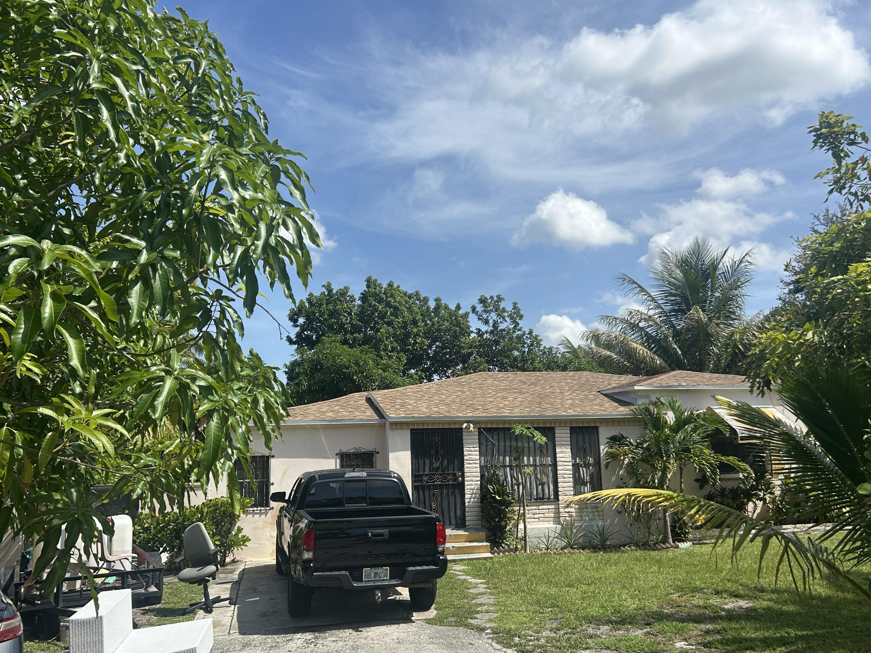 Foto de propiedad en 565 NW 143rd Street, Miami, FL 33168 Miami con MLS# 
