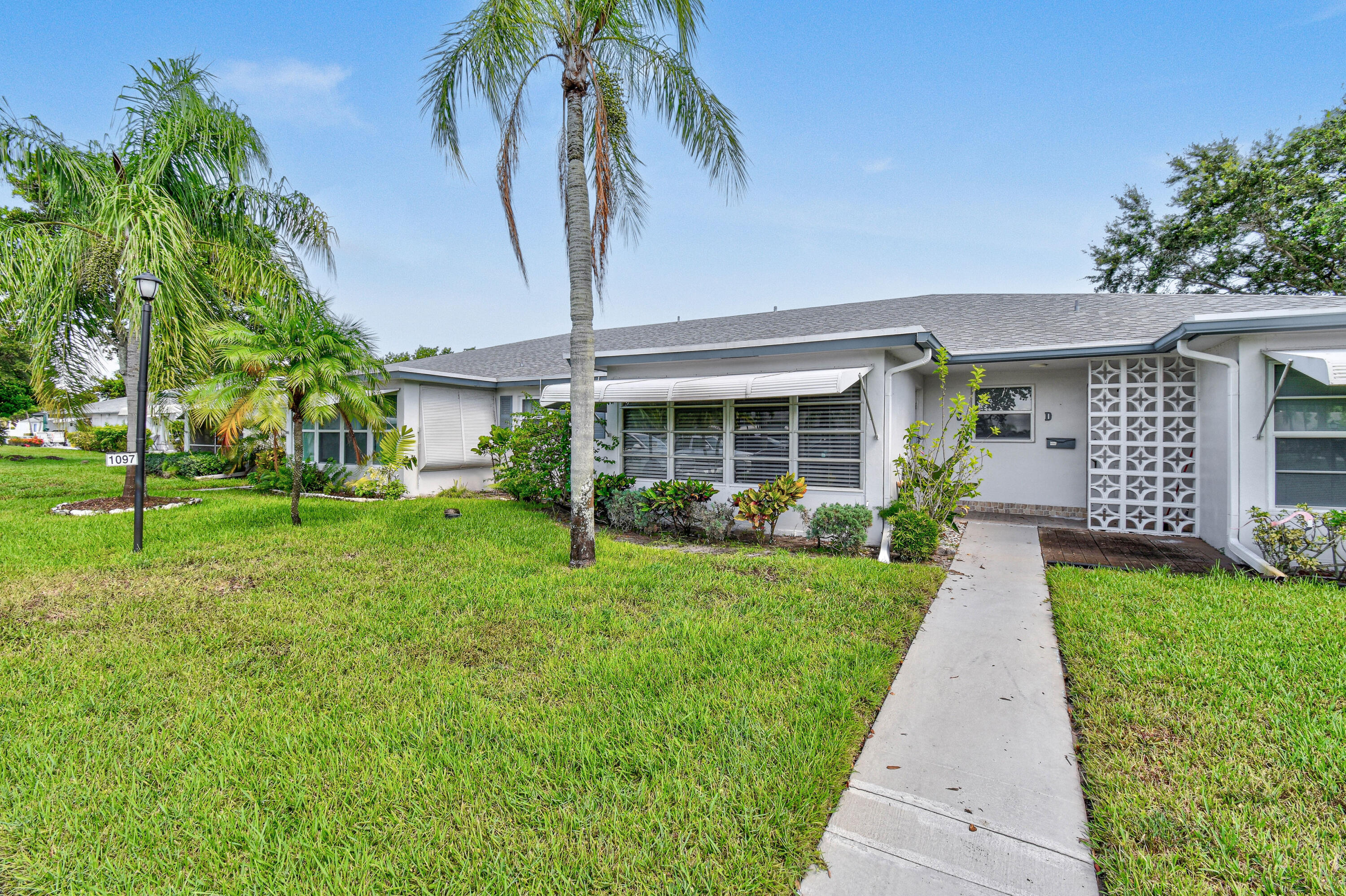 Foto de propiedad en 1097 Circle Terrace W C, Delray Beach, FL 33445 Delray Beach con MLS# 