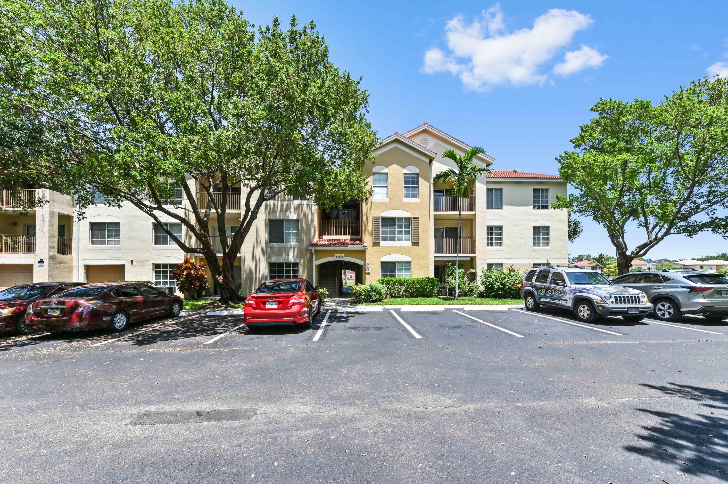 Foto de propiedad en 4240 San Marino Boulevard 108, West Palm Beach, FL 33409 West Palm Beach con MLS# 