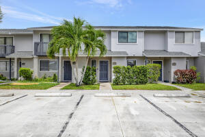 Foto de propiedad en 5903 Channel Drive, Greenacres, FL 33463 Greenacres con MLS# 