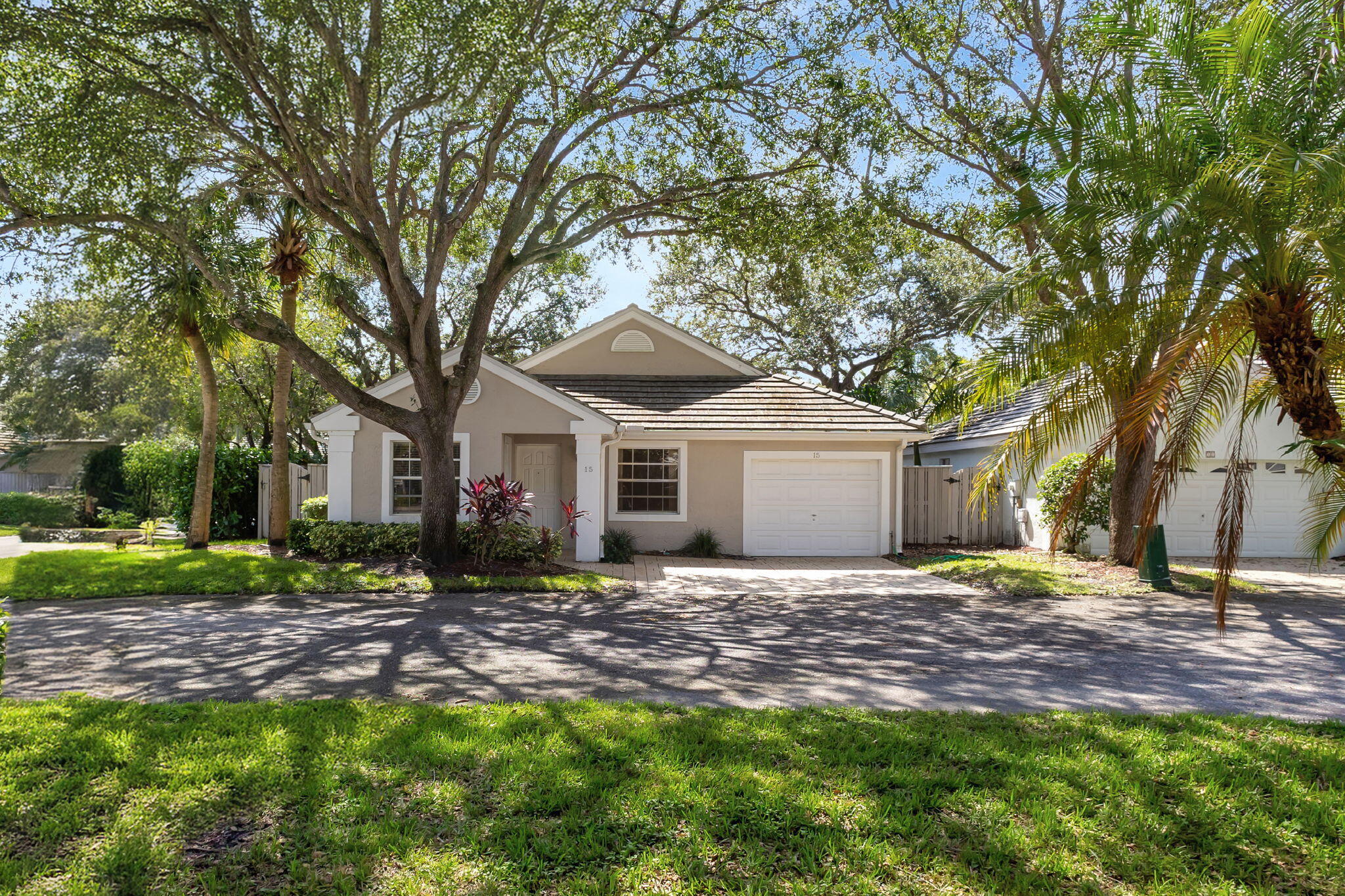 Foto de propiedad en 15 Admirals Court, Palm Beach Gardens, FL 33418 Palm Beach Gardens con MLS# 