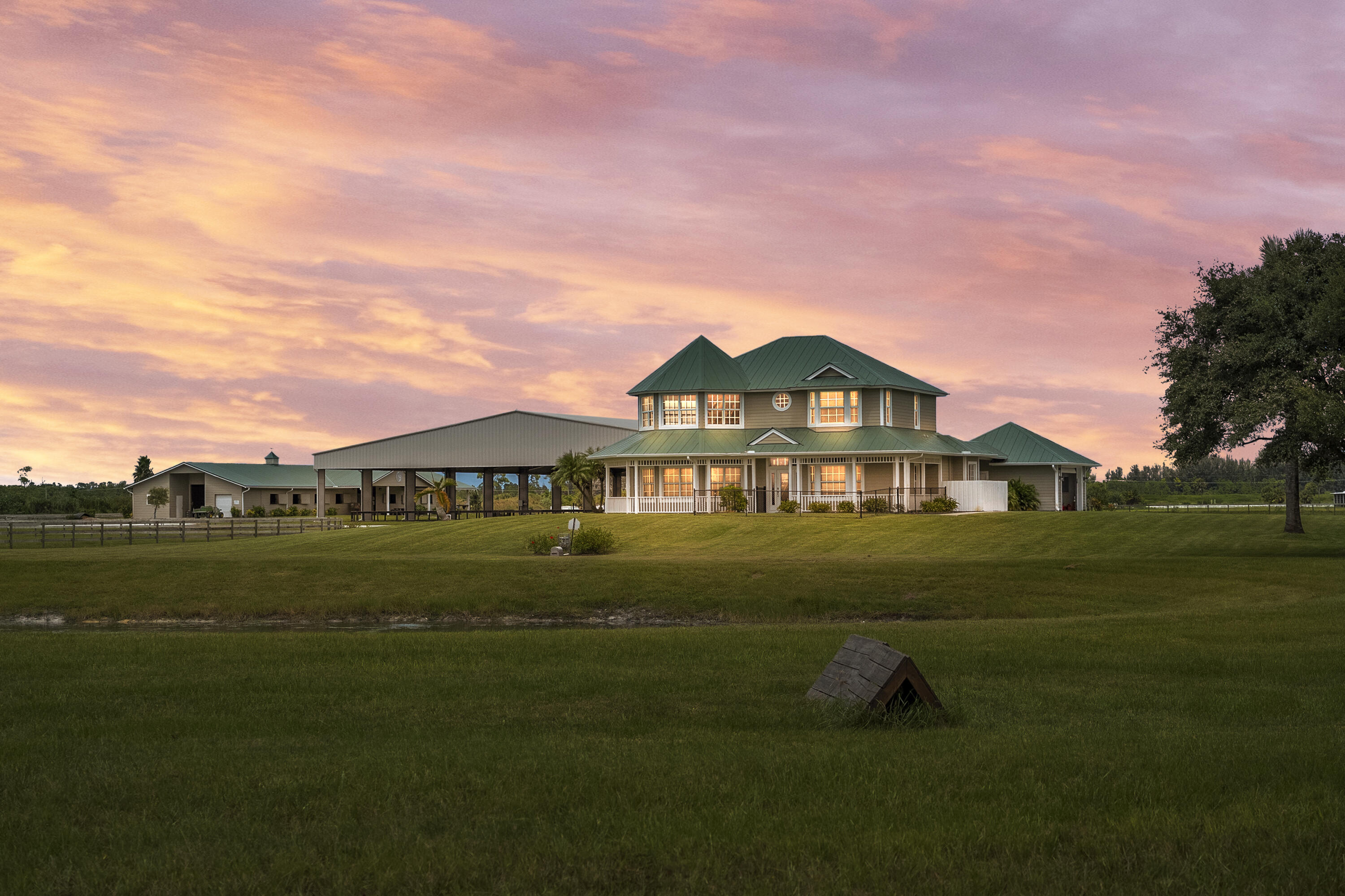 Foto de propiedad en 13700 SW Groveside Drive, Stuart, FL 34997 Stuart con MLS# 
