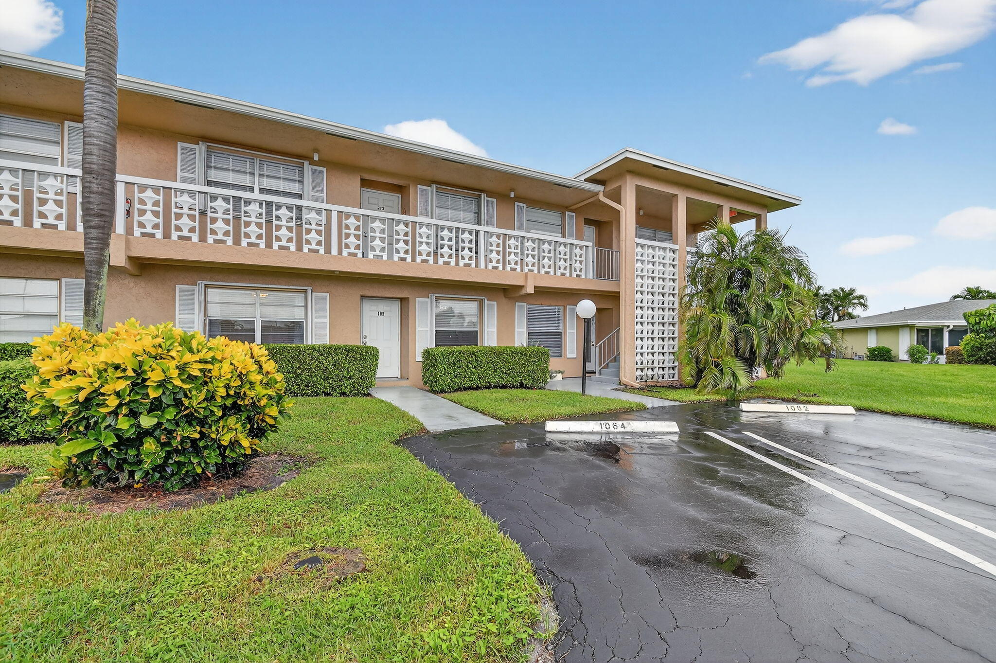 Foto de propiedad en 2411 Papaya Drive 103, Delray Beach, FL 33445 Delray Beach con MLS# 