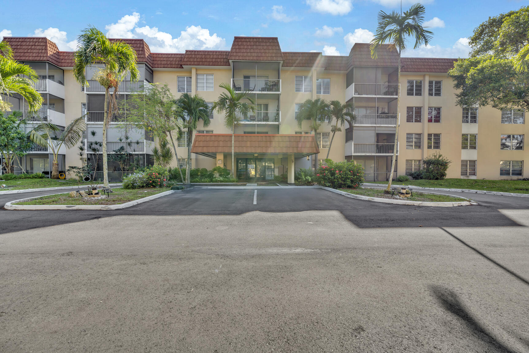Foto de propiedad en 4166 Inverrary Drive 304, Lauderhill, FL 33319 Lauderhill con MLS# 